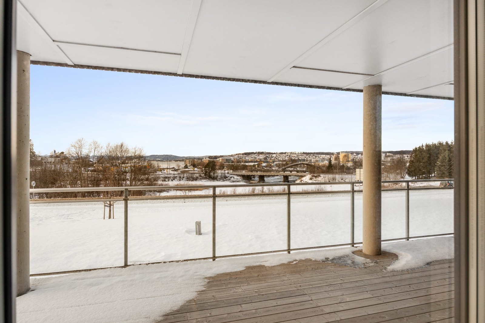 Leiligheten har en romslig balkong med utsikt over Figgaelva og mot sjøen! Galleribilde