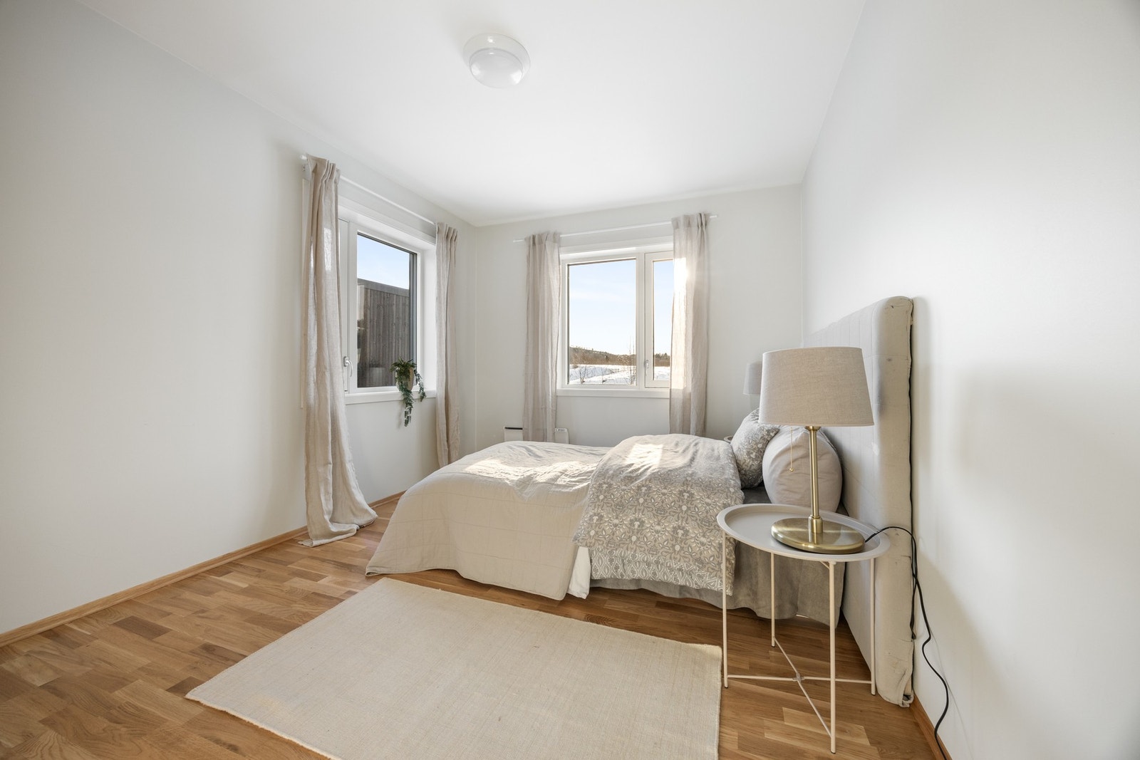 Hovedsoverommet oppleves romslig med god plass til seng, nattbord og garderobe Galleribilde