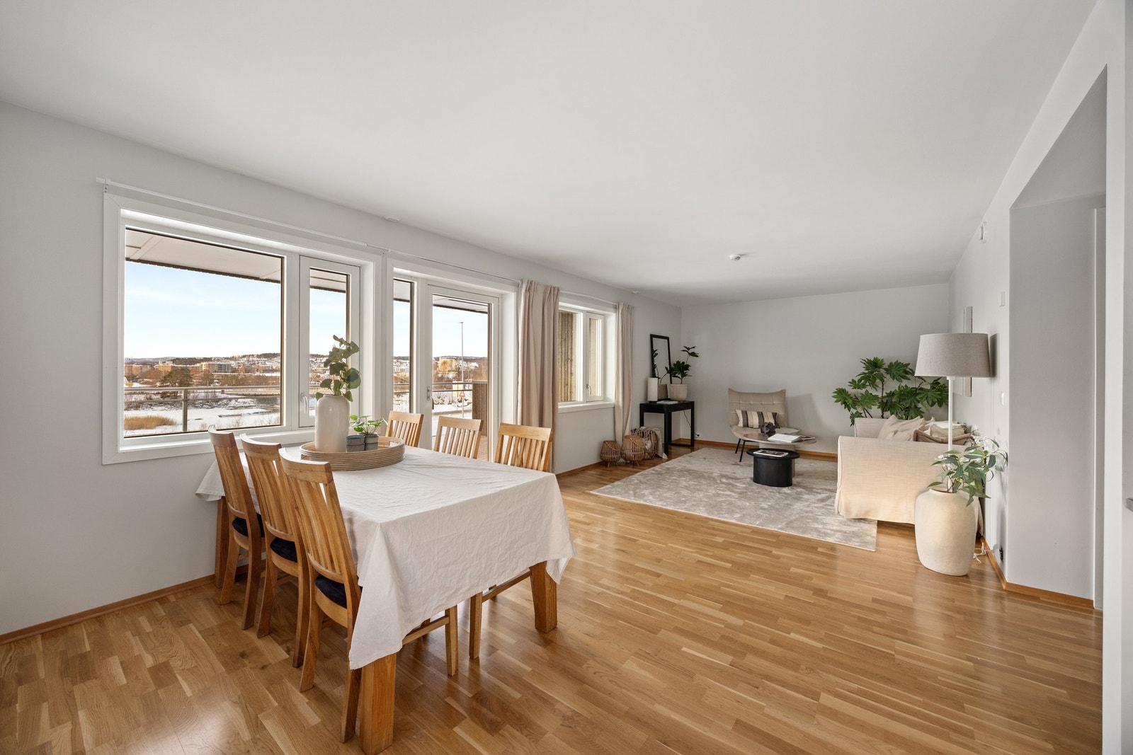 Velholdt og moderne endeleilighet med praktisk planløsning! Galleribilde