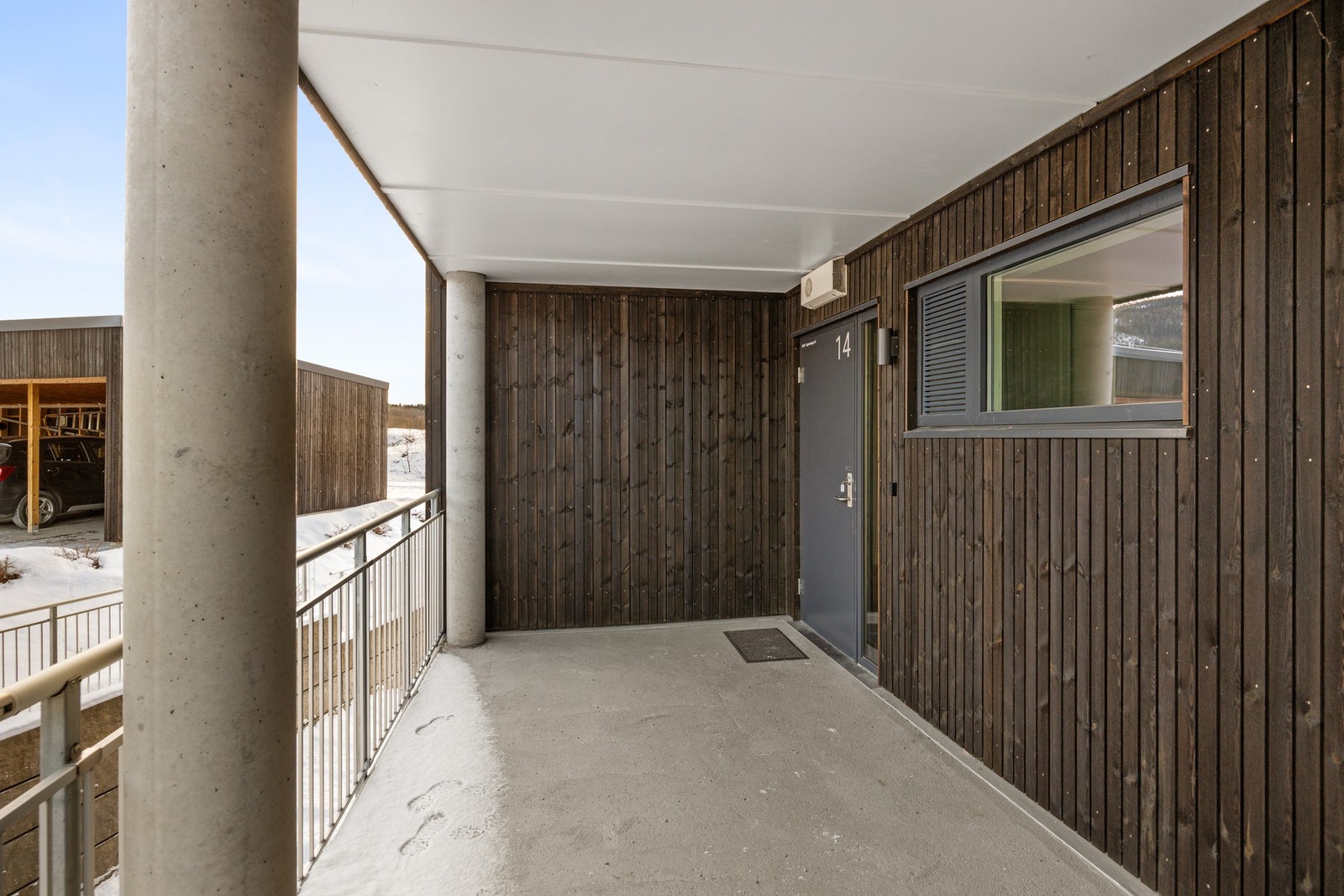 Inngangsparti fra svalgang Galleribilde