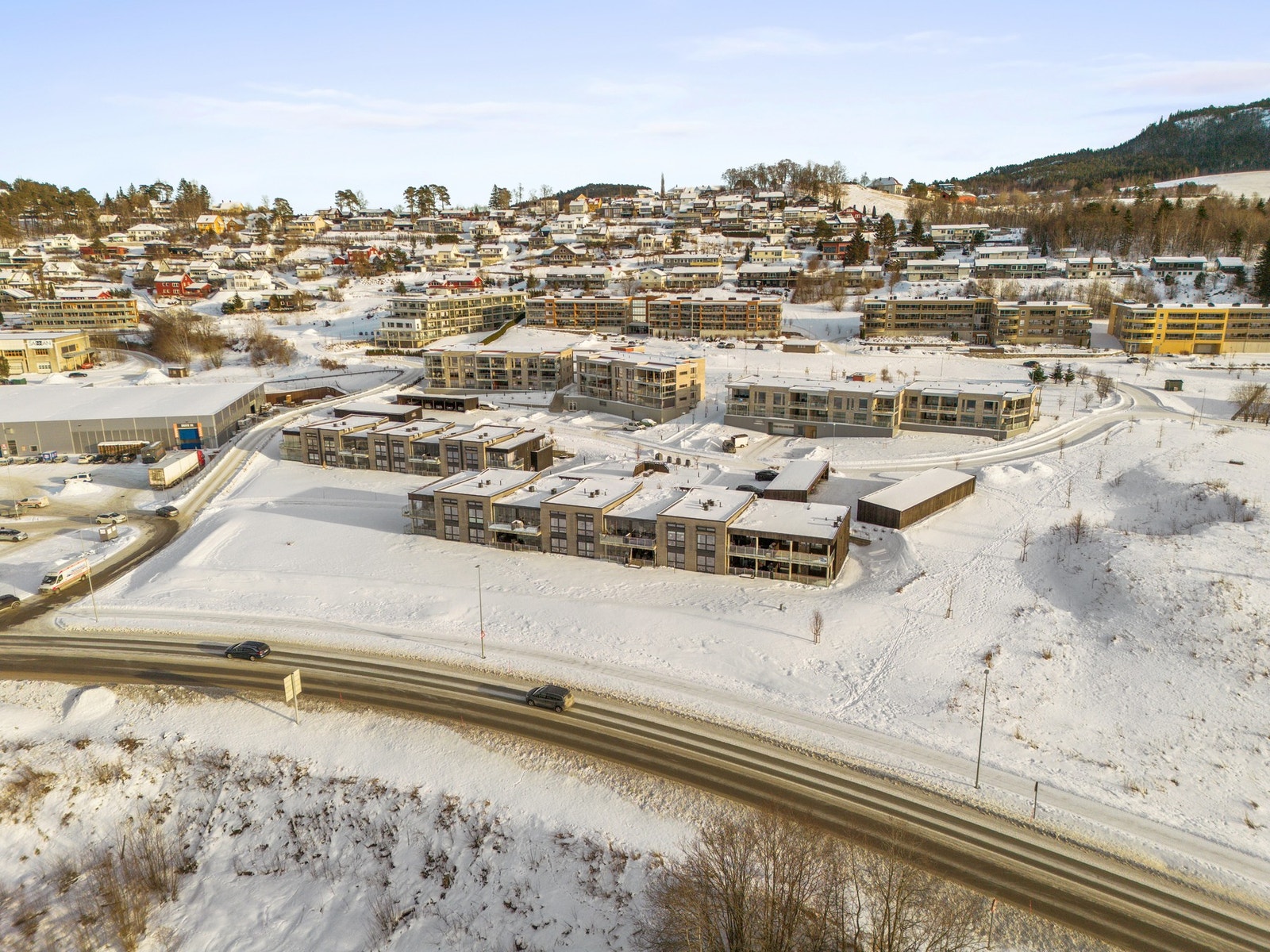Området byr på flotte turområder i umiddelbar nærhet, svært gode solforhold og utsikt mot sjøen. Galleribilde