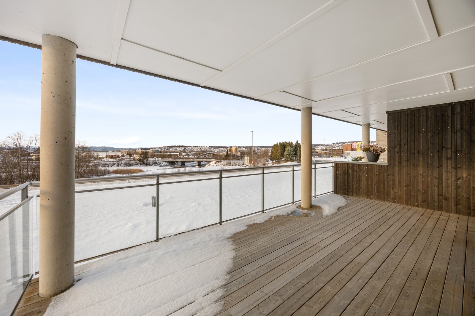 Balkongen er romslig med god plass til møblement Galleribilde