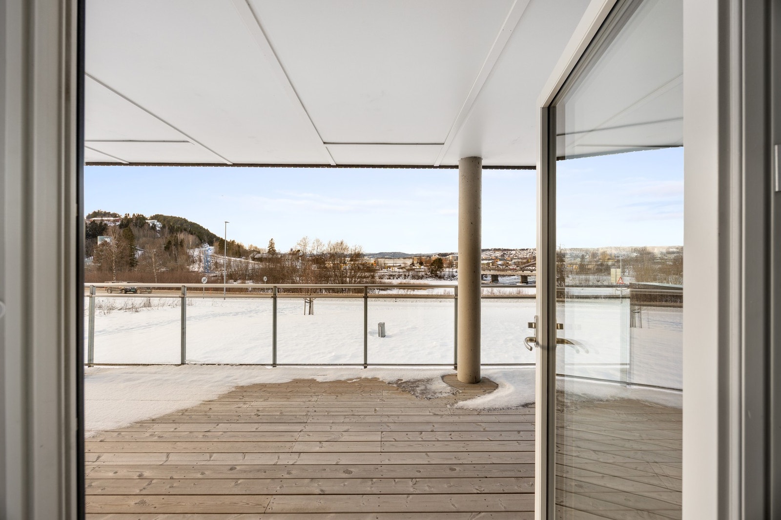 Fra stuen er det utgang til balkong med vid utsikt mot sjøen! Galleribilde