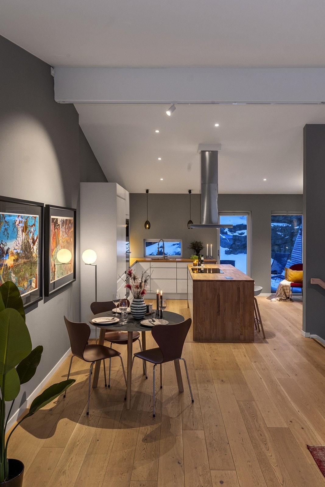 Den sosiale kjøkkenøya har god plass til flere sitteplasser. Galleribilde