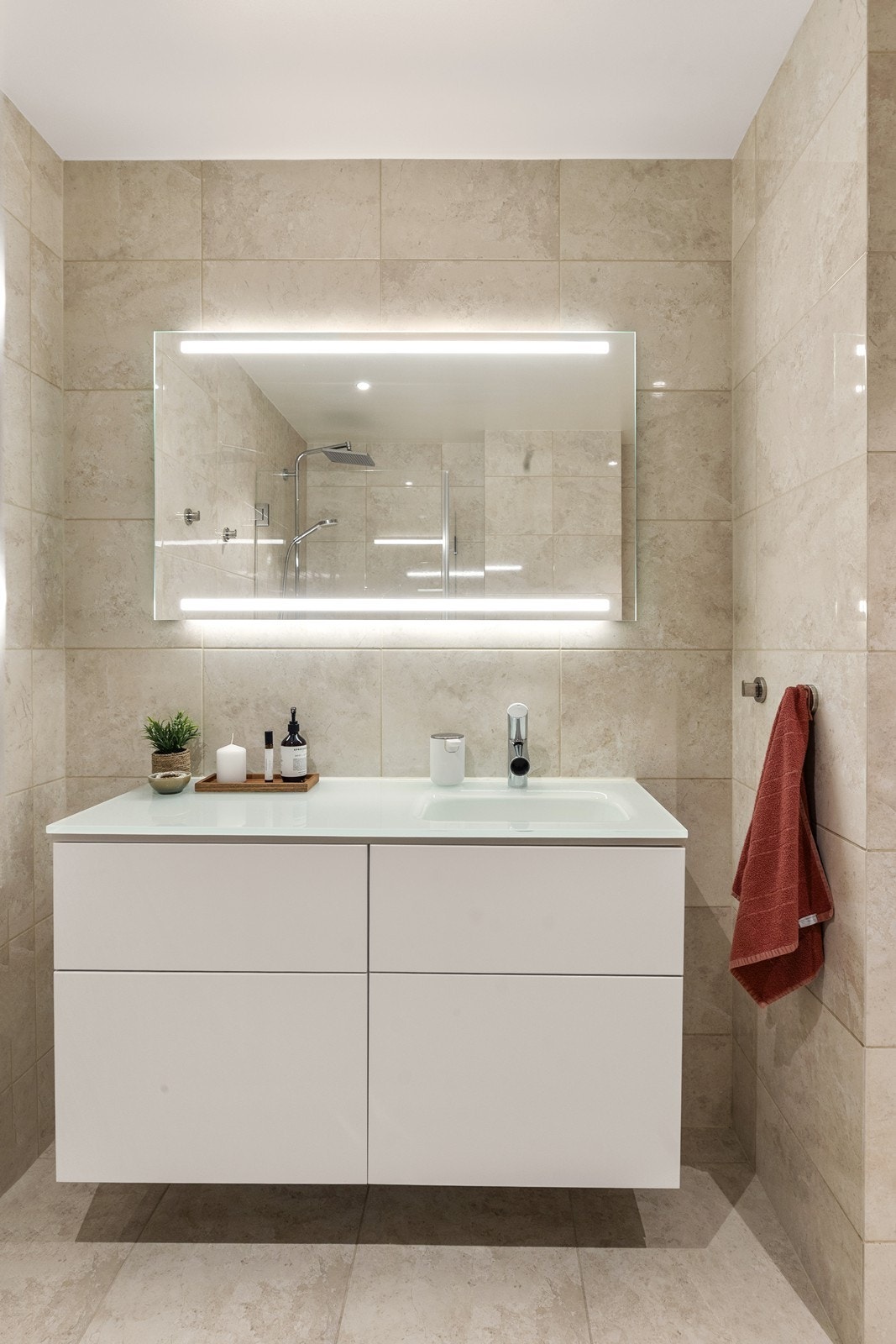 Baderomsinnredning med nedfelt servant og god oppbevaringsplass i skuffer. Galleribilde