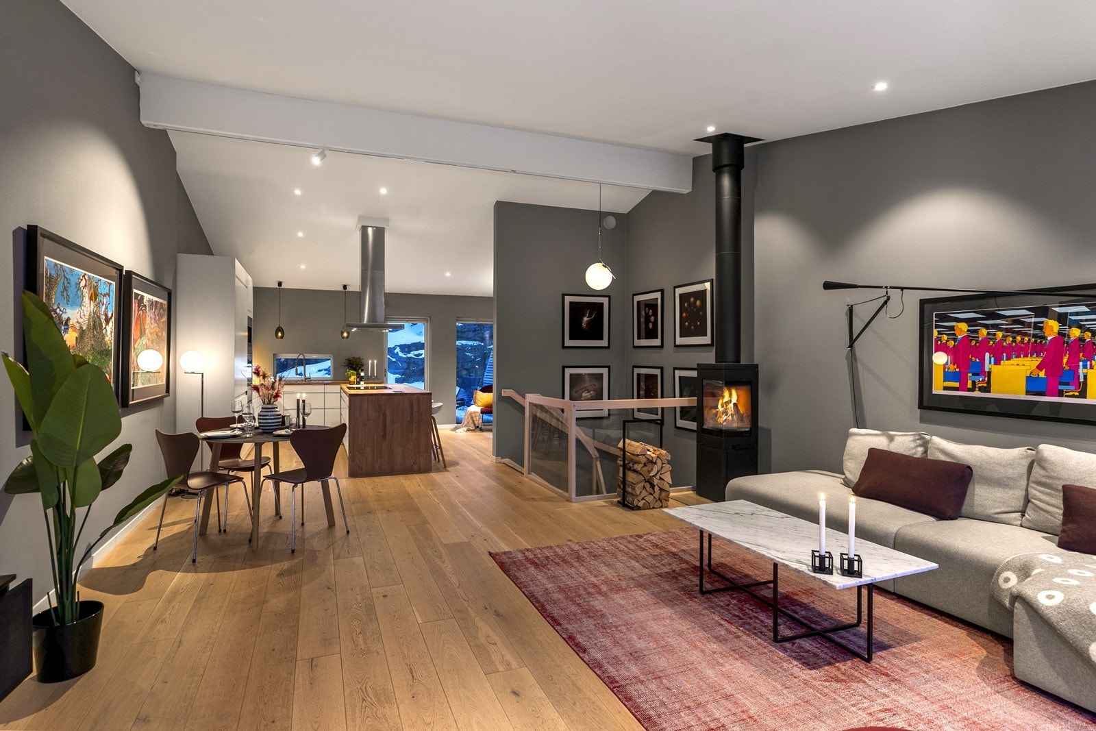 Andre etasje har en åpen stue- og kjøkkenløsning, perfekt for sosiale sammenkomster. Galleribilde