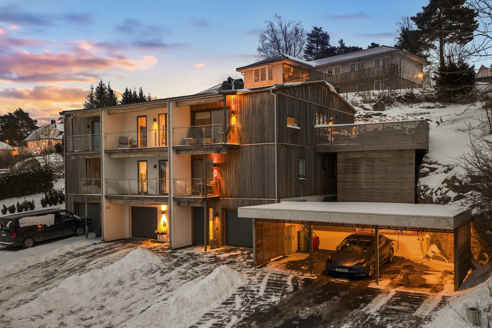 Moderne rekkehus fra 2017 med integrert garasje og felles carportløsning. Galleribilde