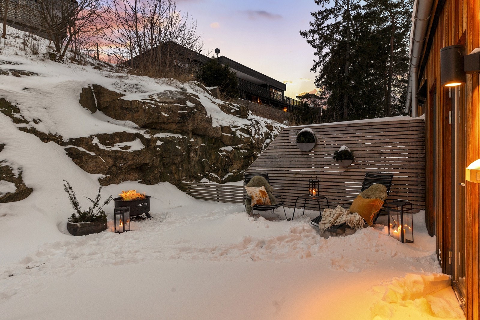 Terrassegulvet mot sør ble behandlet i 2024. Galleribilde