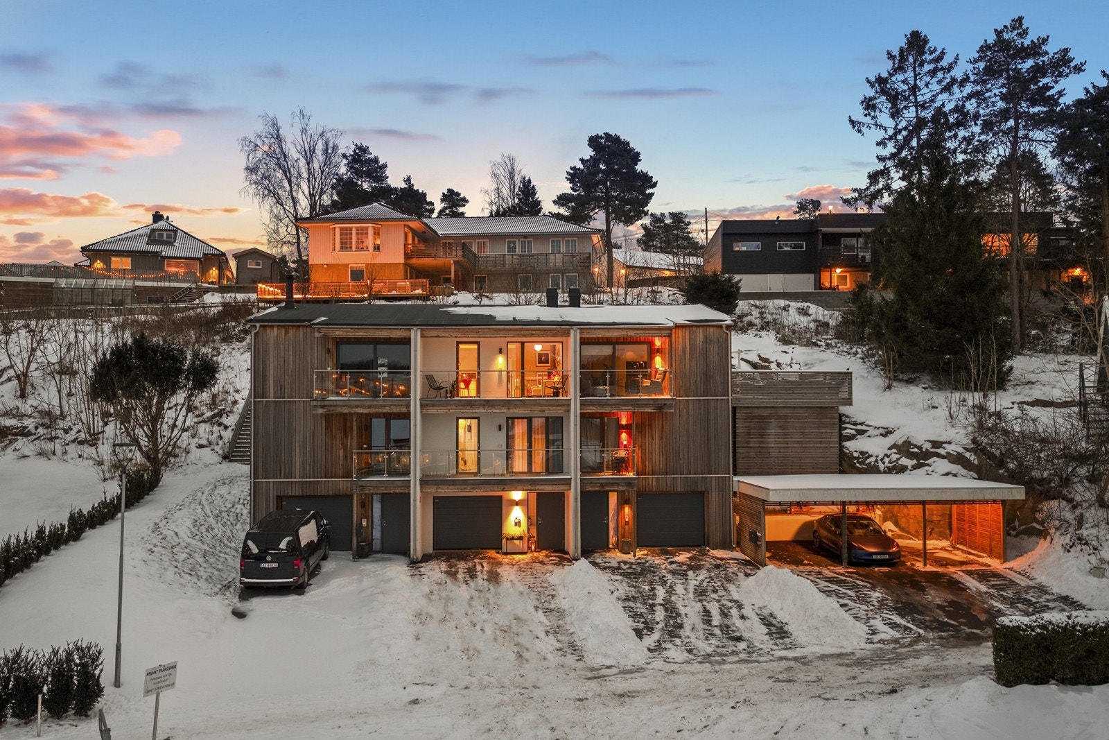 Eiendommen ligger i et etablert boligområde med nærhet til skog og mark. Galleribilde