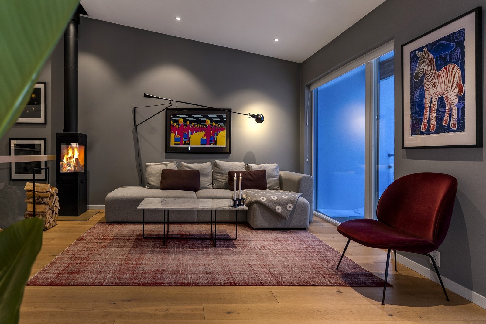 En stilren vedovn gir både varme og en hyggelig atmosfære. Galleribilde