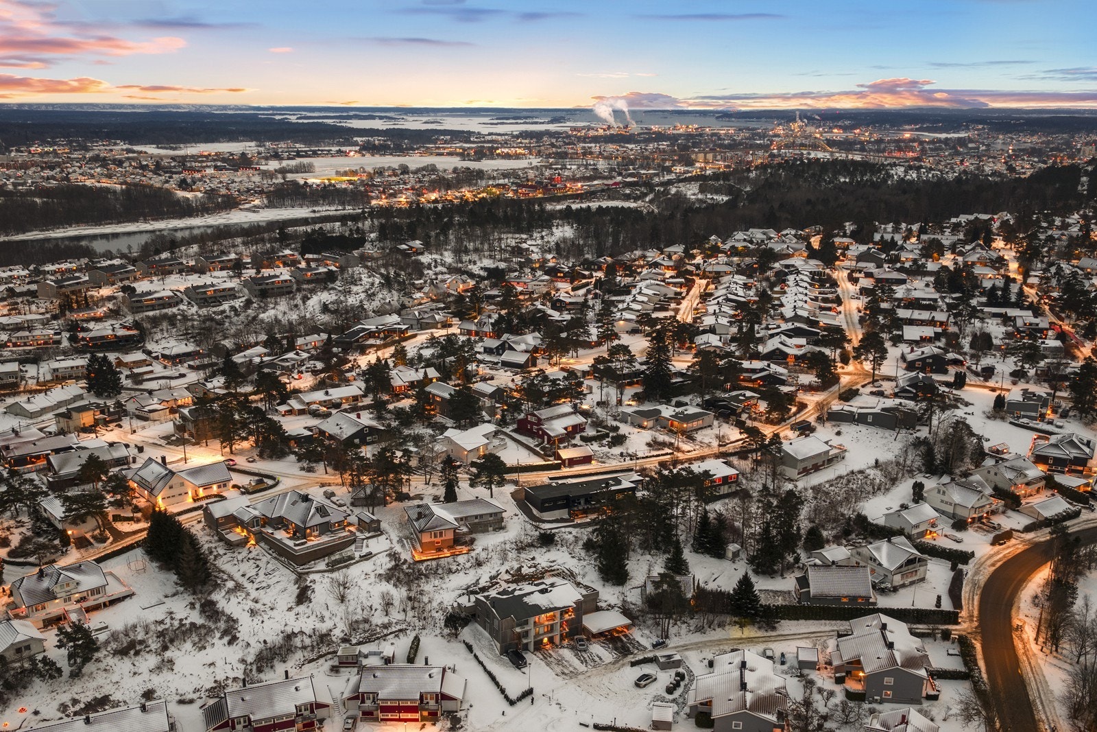 Boligen ligger i et etablert og rolig boligområde på Leie i Fredrikstad kommune. Galleribilde