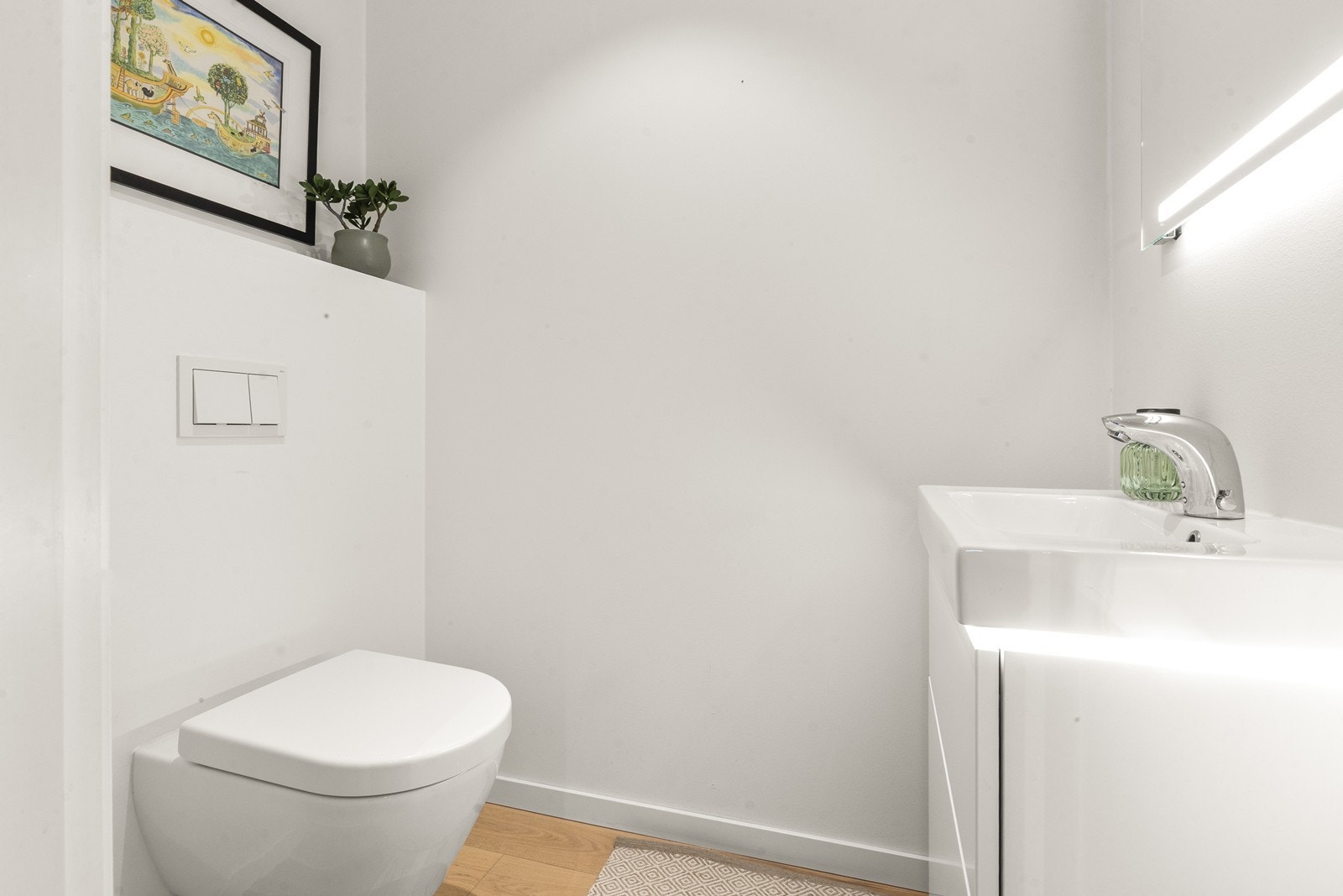 I tillegg har etasjen et separat toalettrom med vegghengt toalett og servant. Galleribilde