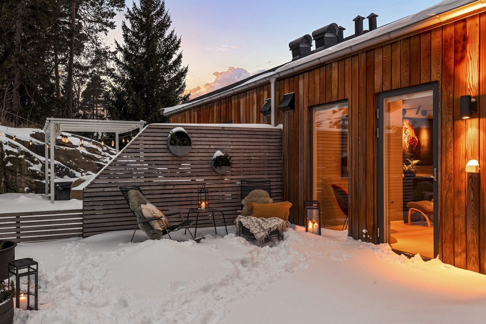 Den sørvendte terrassen på bakkenivå er et usjenert og hyggelig uterom. Galleribilde