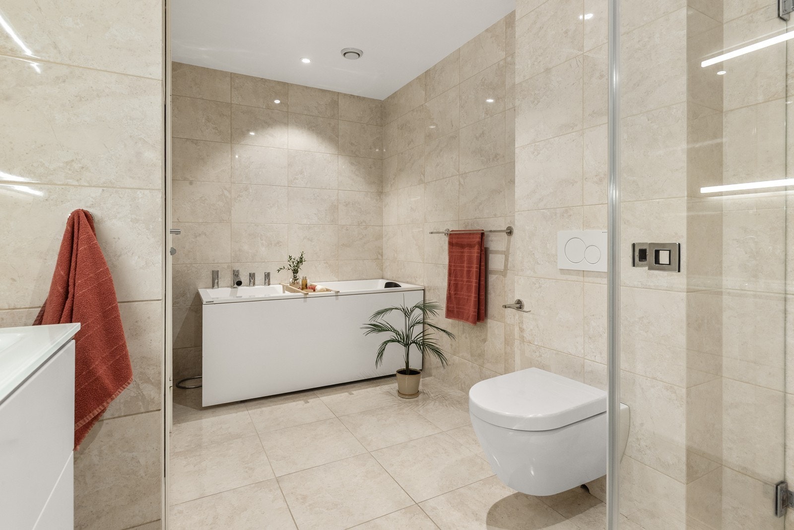 Badet er utstyrt med både badekar og dusj, samt elektriske varmekabler i gulvet. Galleribilde