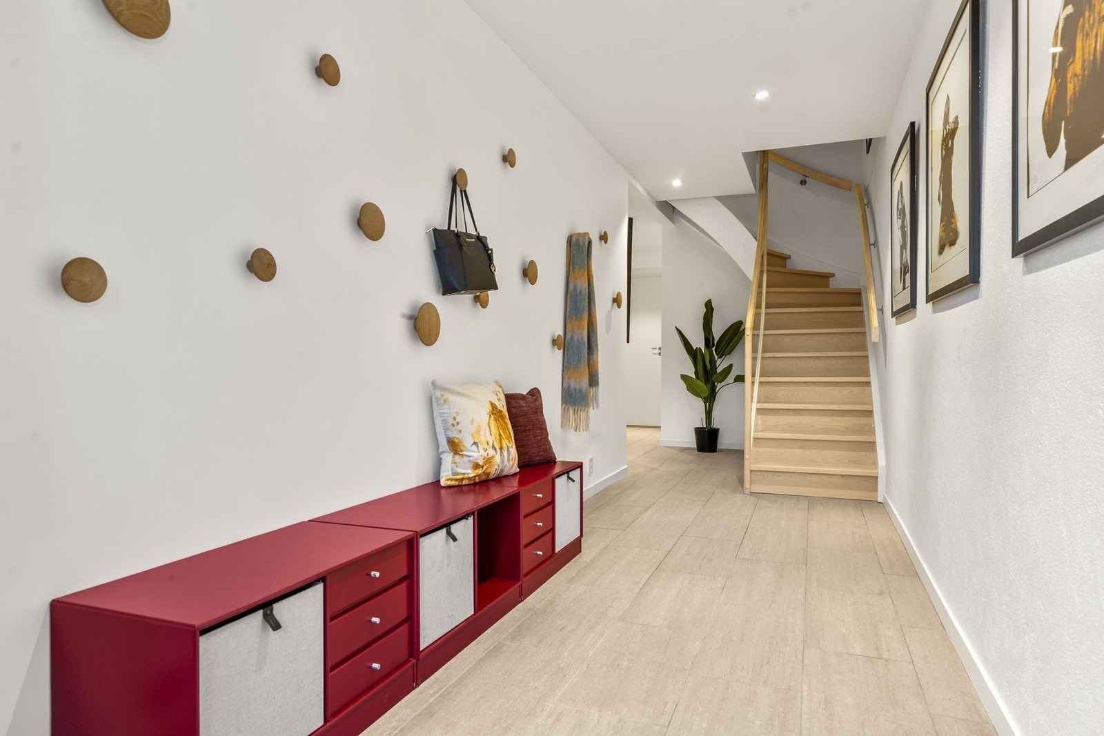 Fra entreen leder en tretrapp med heltre trinn deg videre opp i boligen. Galleribilde