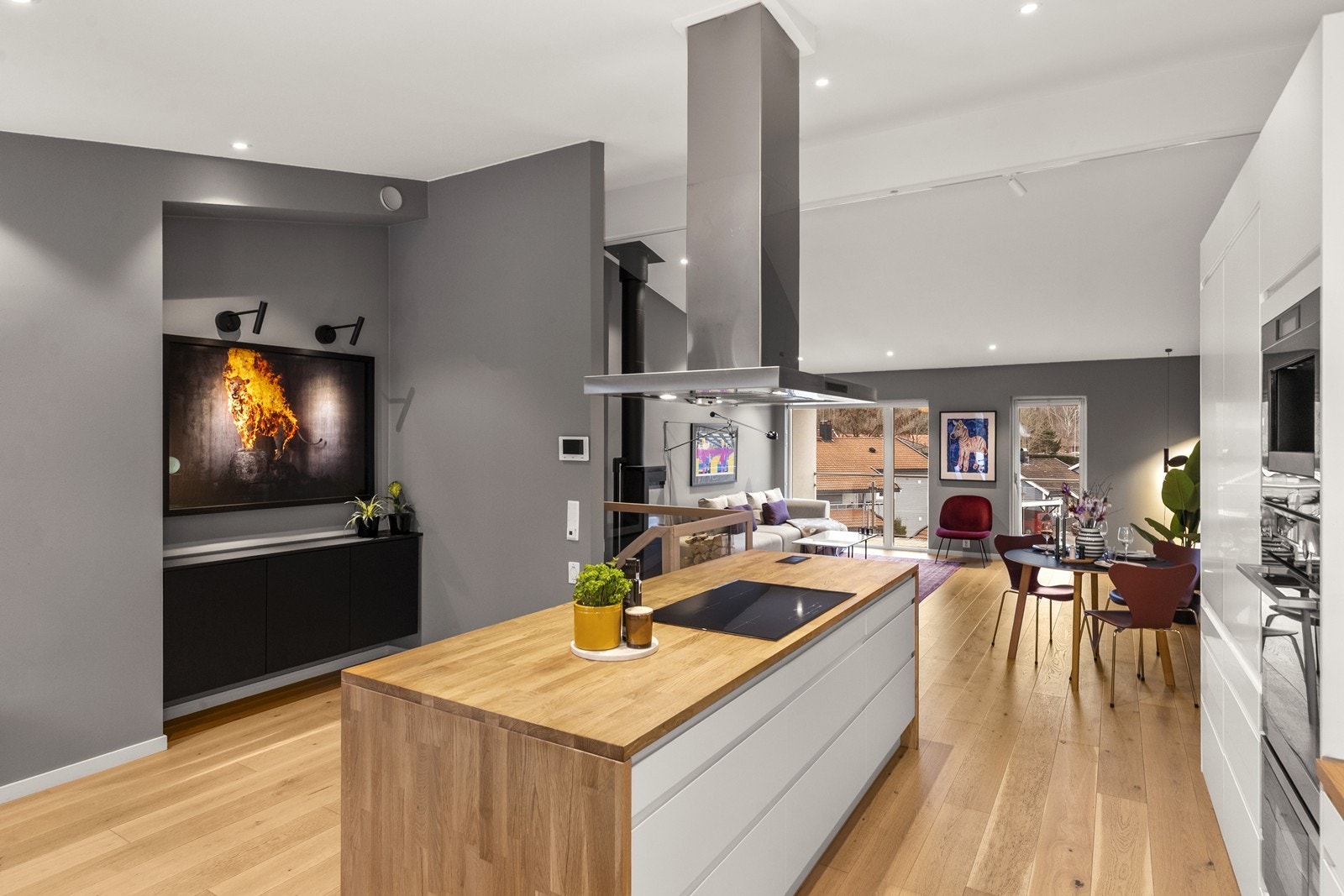 Fra kjøkkenet har man full oversikt over stuen og spiseplassen. Galleribilde