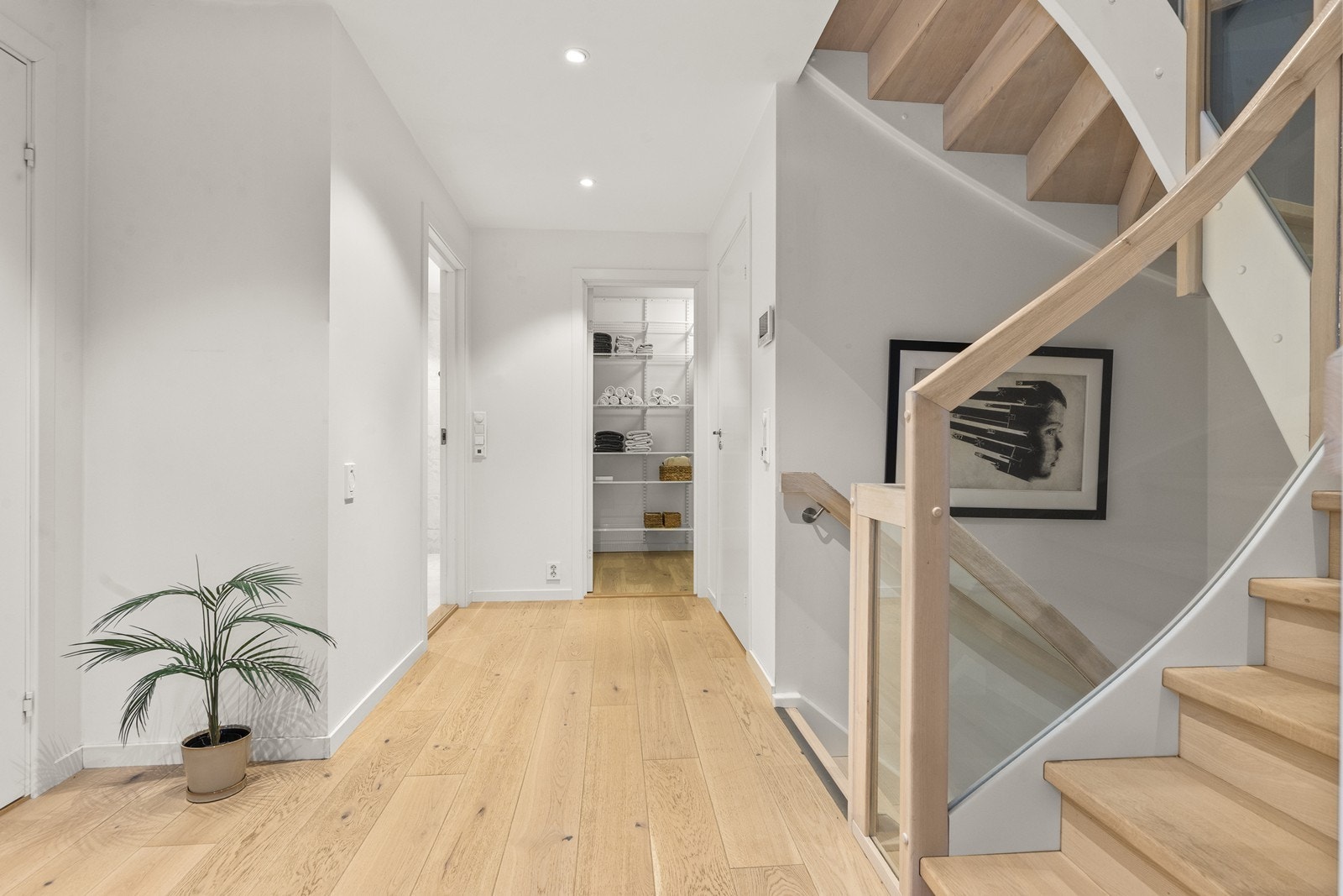 I første etasje leder gangen til soveromsavdelingen. Galleribilde