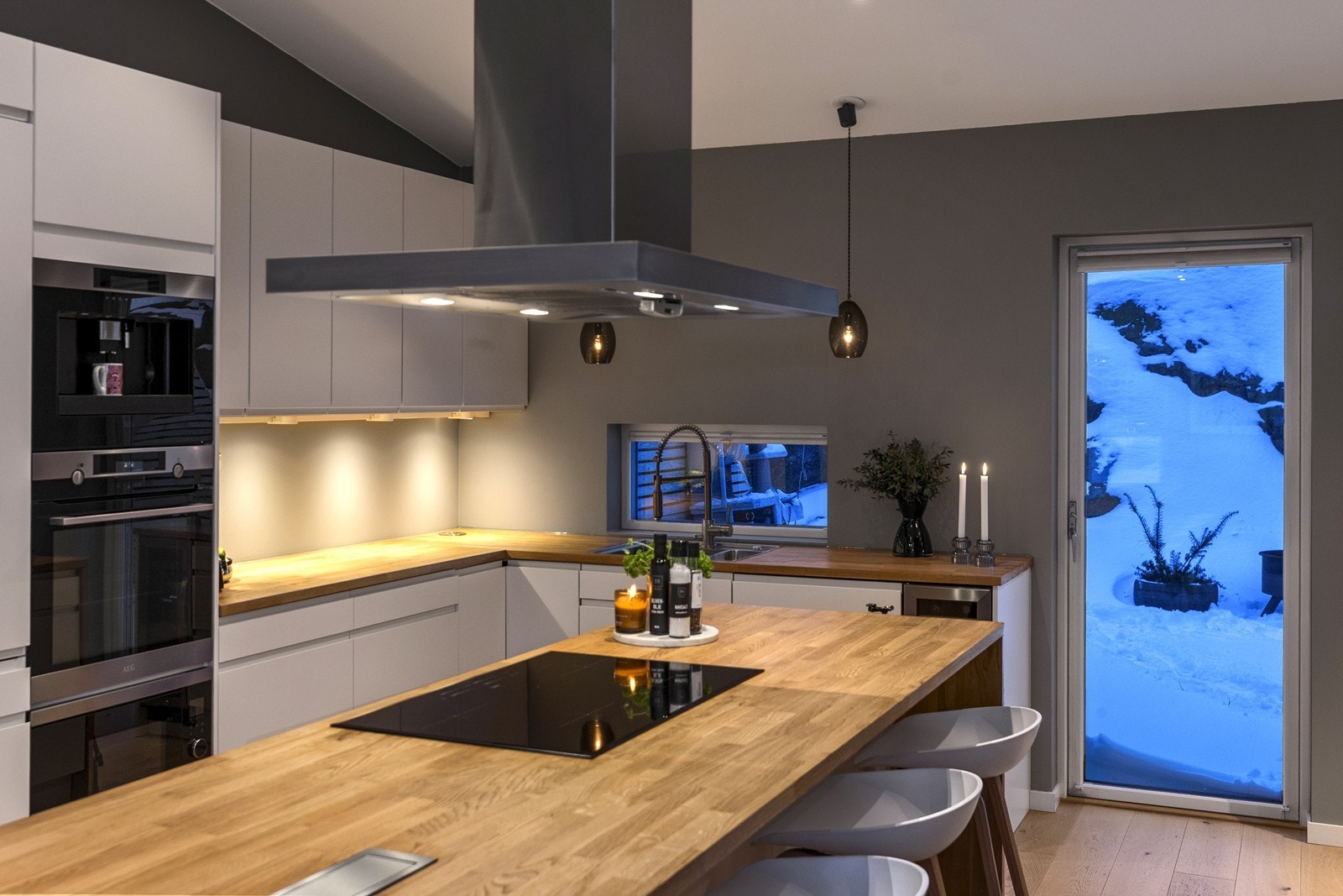 Innredning med glatte fronter, integrert platetopp og rikelig med arbeidsflate. Galleribilde