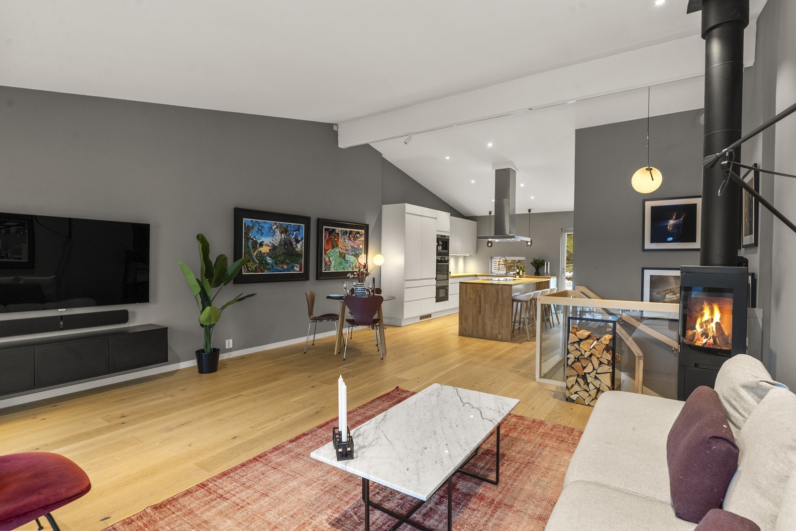 Den åpne planløsningen skaper en god flyt mellom stue og kjøkken. Galleribilde