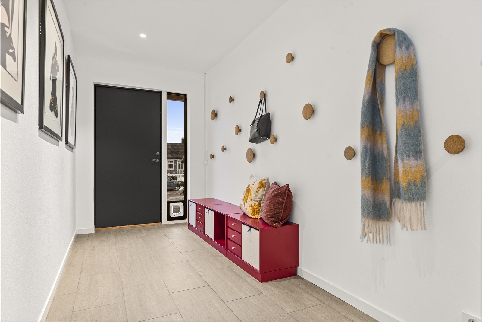 En romslig entré i underetasjen ønsker deg velkommen inn. Galleribilde