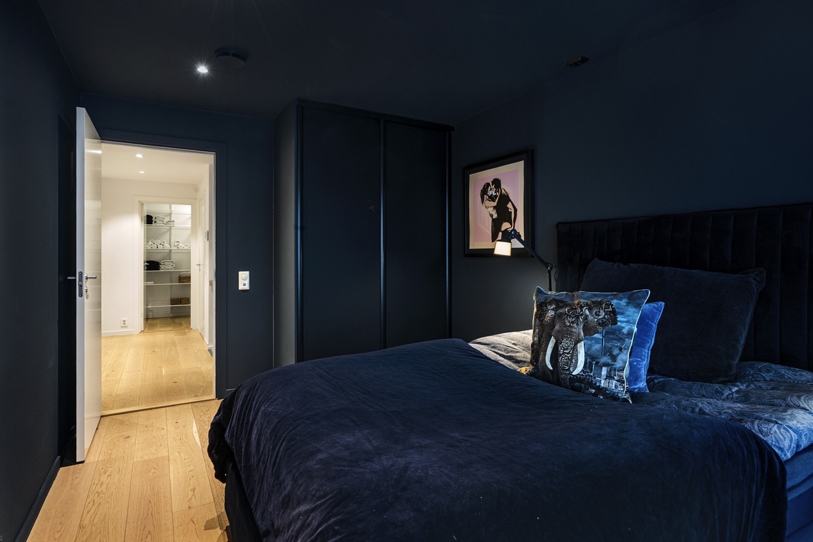 Hovedsoverommet har en praktisk skyvedørsgarderobe med innredning. Galleribilde