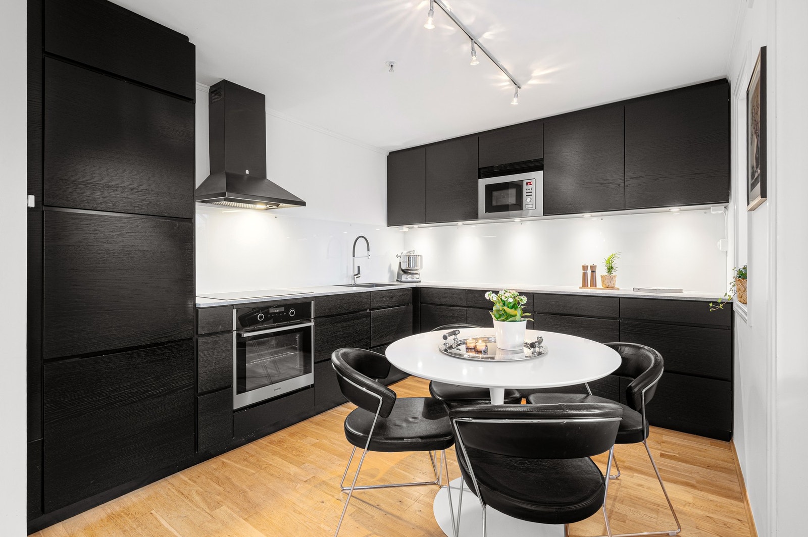 Integrerte hvitevarer består av kjøl- og fryseskap, platetopp, komfyr, oppvaskmaskin og mikrobølgeovn. Galleribilde