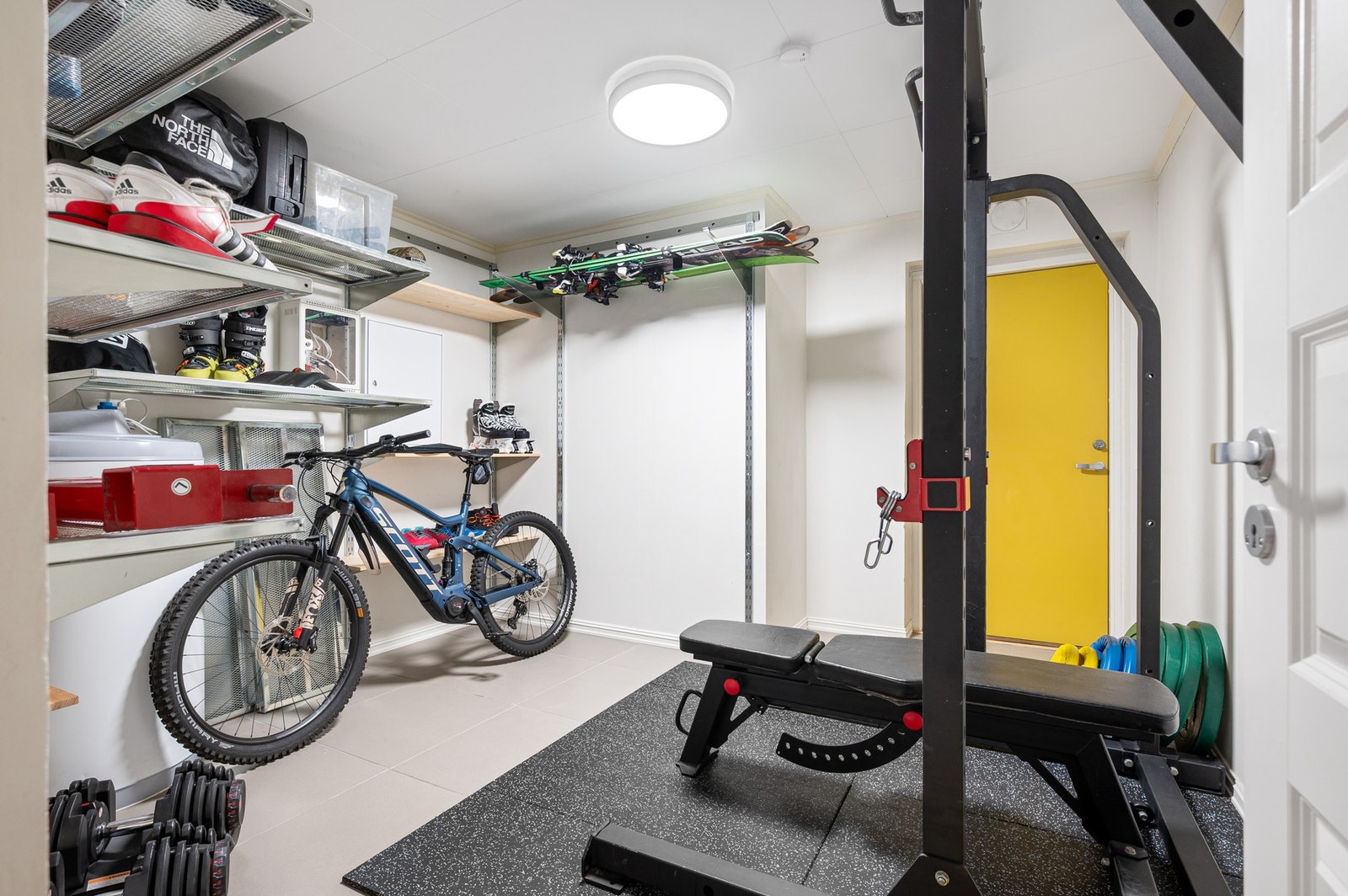 Bod på 11,2 kvm med egen ytterdør, som er praktisk med tanke på sykkelparkering. I dag benyttet som treningsrom. Vegghengt innredningsløsning som kan tilpasses etter behov. Galleribilde