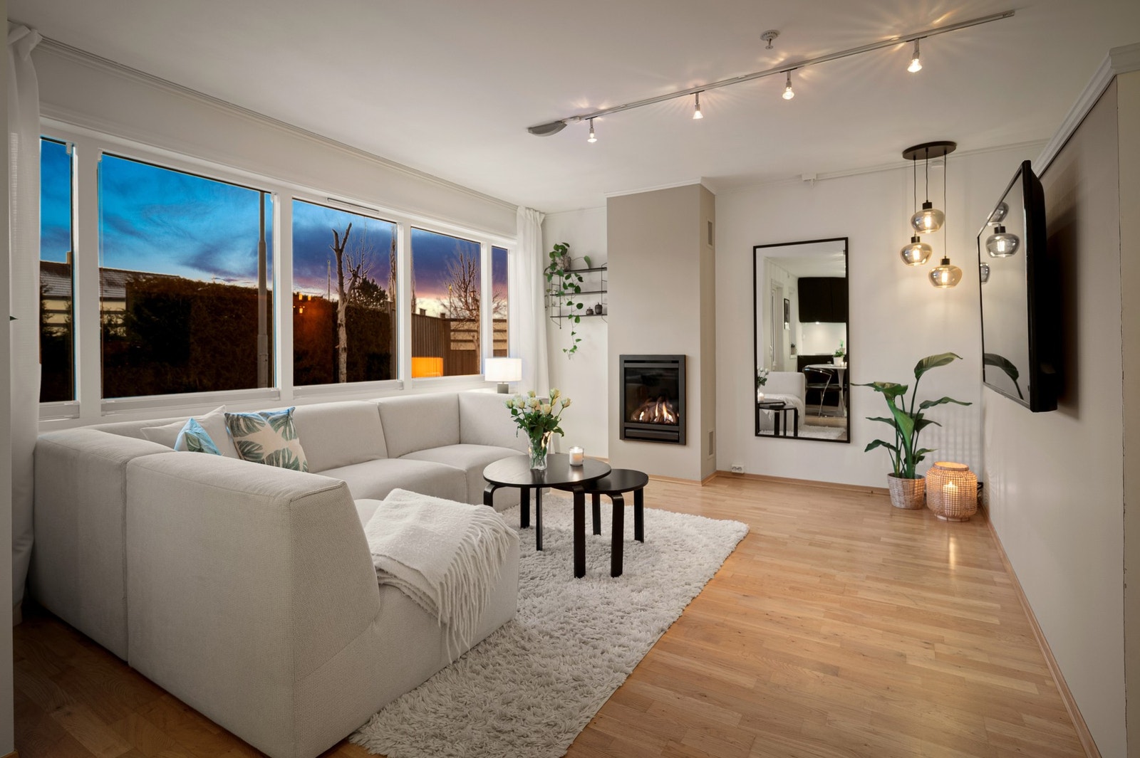 Lys og fin stue, som samtidig har egenskapen til å være dempet og stemningsfull. Galleribilde