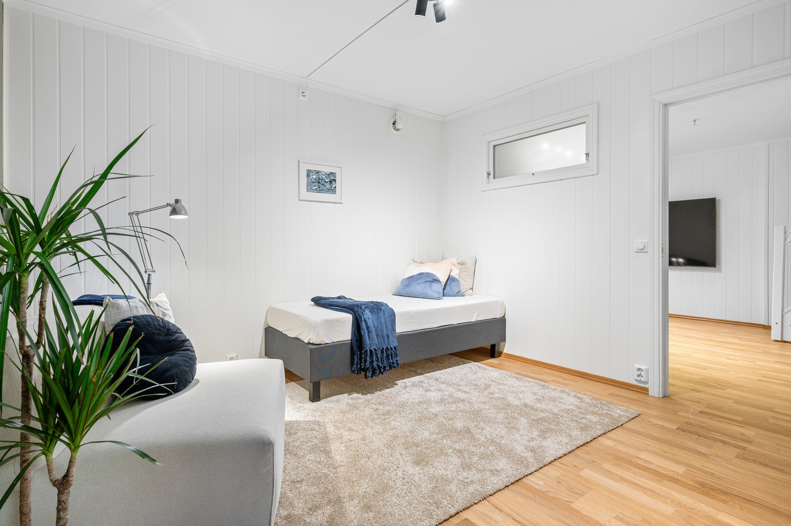 Romslig disponibelt rom oppmålt til 12,1 kvadratmeter. Galleribilde