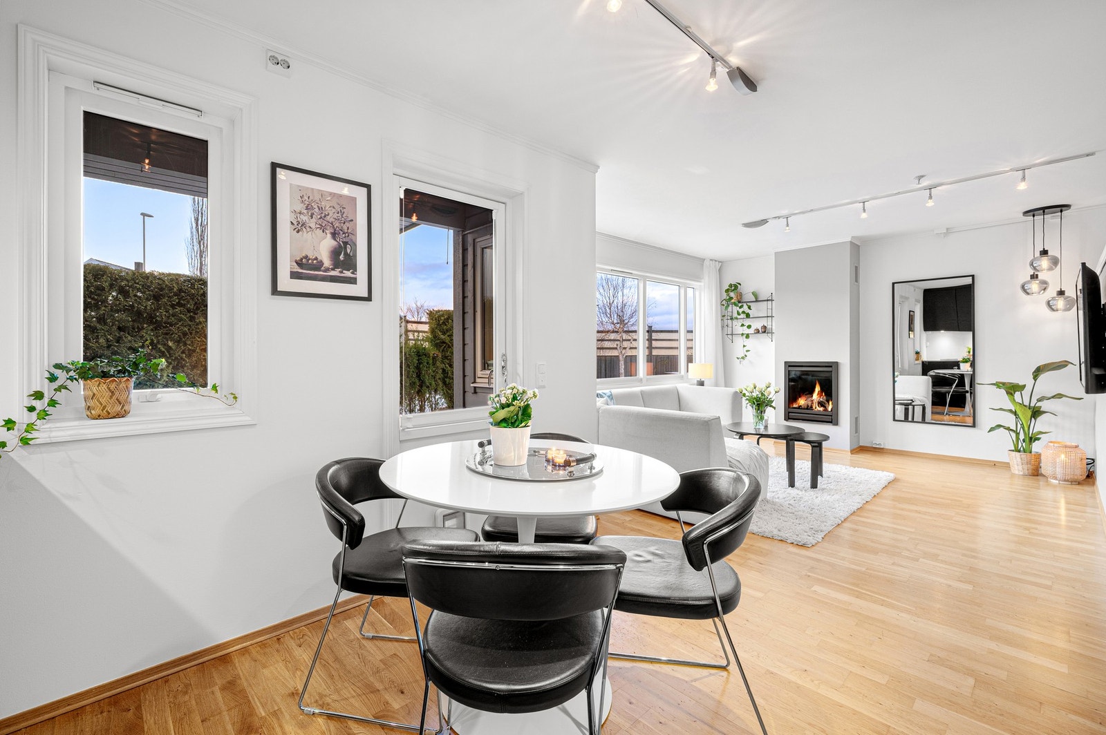 Flere, store vindusflater gir masse lys og luft. Galleribilde