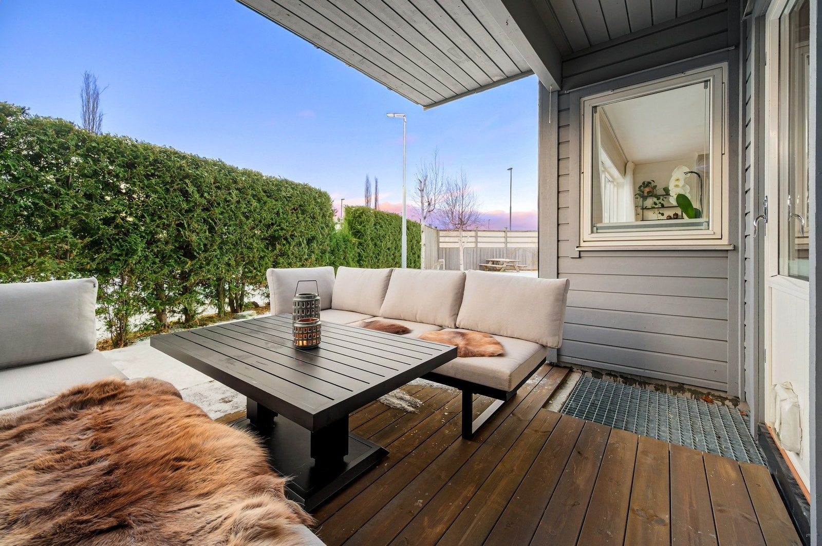 En av de bedre beliggenhetene i feltet med direkte adgang til hage, lang solgang og lite innsyn. Galleribilde