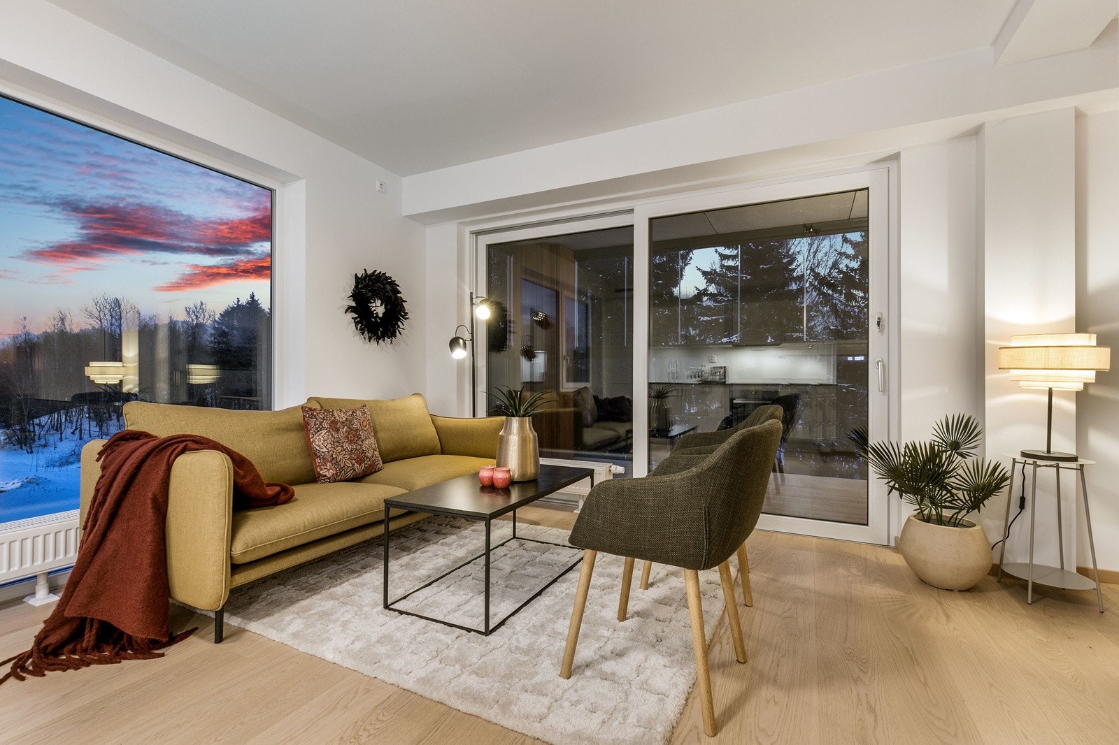 De store vinduene sørger for rikelig med lysinnslipp Galleribilde