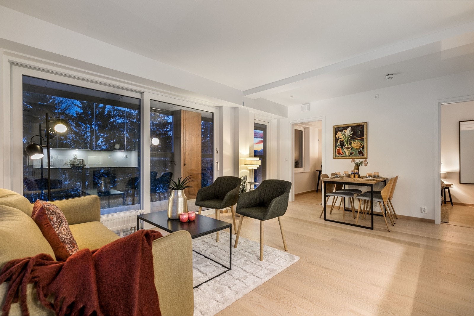 Leiligheten har en gjennomført høy standard, med 1-stavs hvitpigmentert eikeparkett og listfrie vindussmyg. Galleribilde