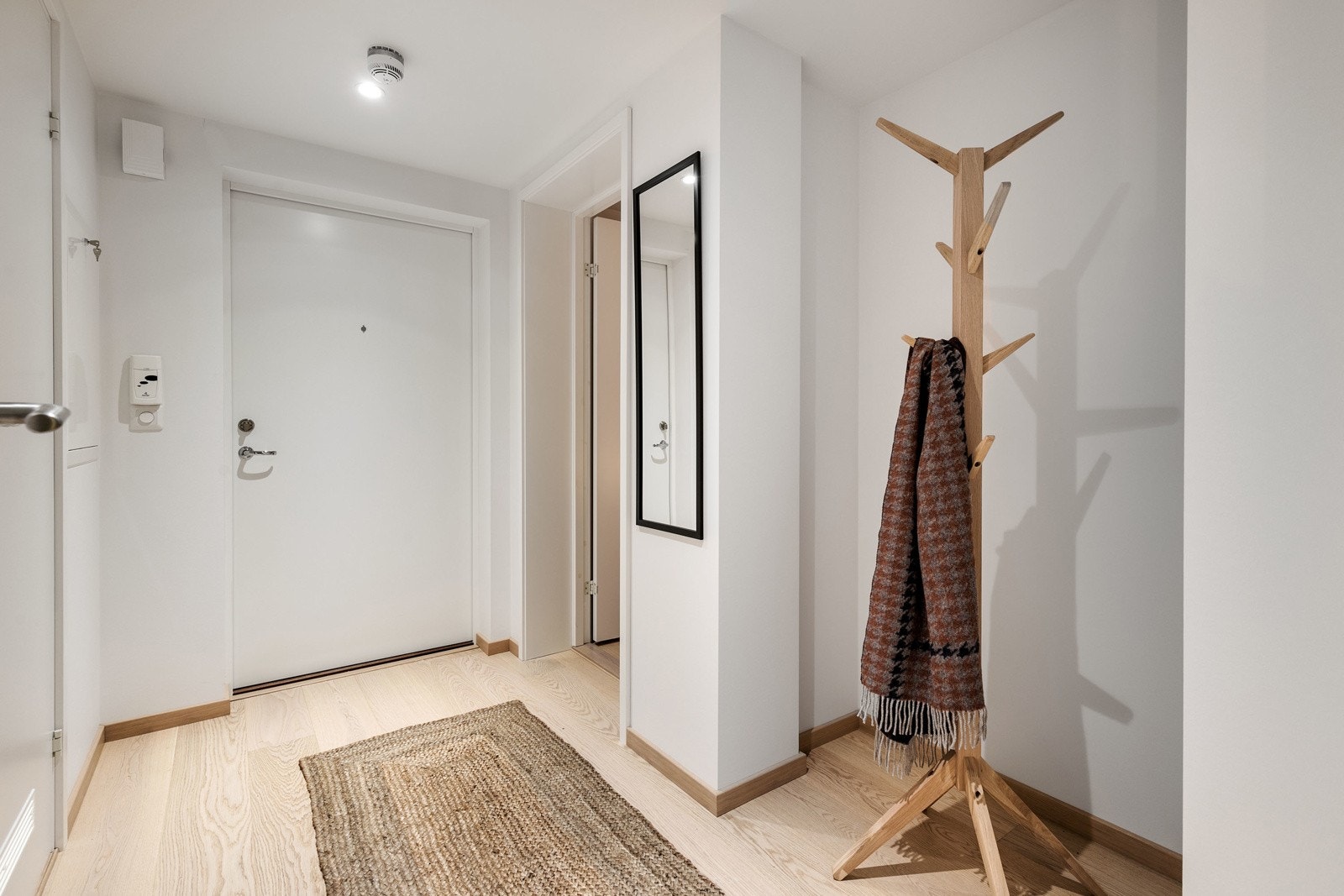 Flott entré/ gang med god avsatt plass til skapinnredning. Galleribilde