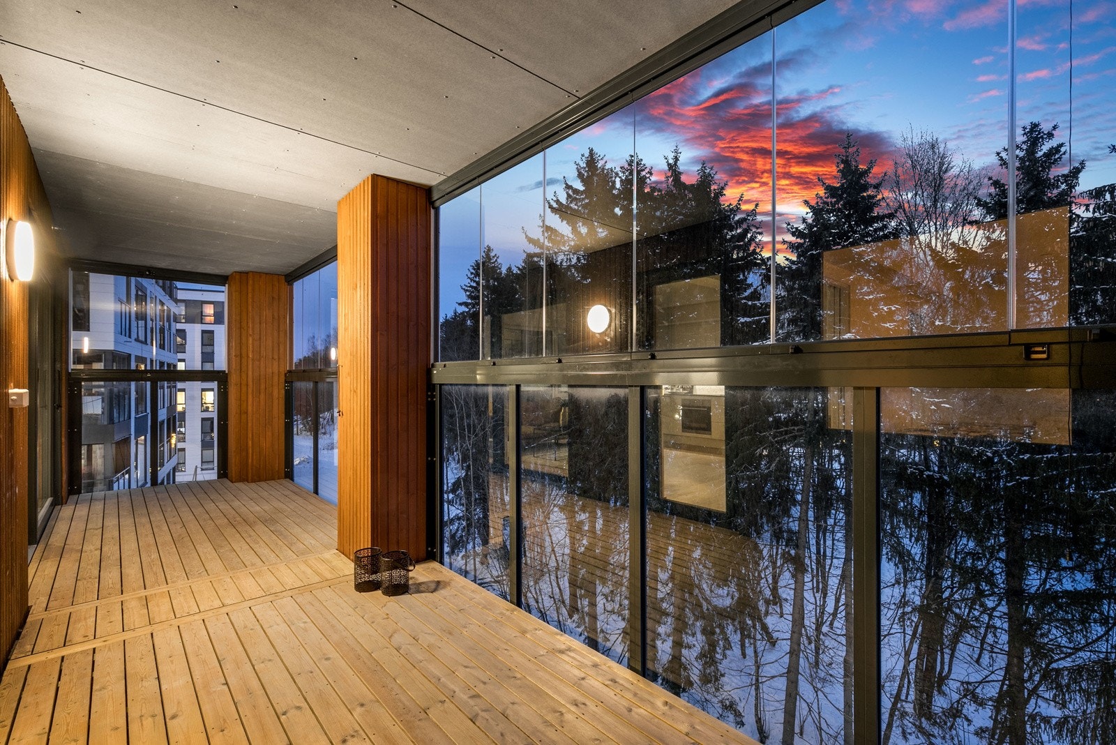 Utgang til sydøstvendt innglasset balkong på 15 kvm, vendt mot skogen Galleribilde