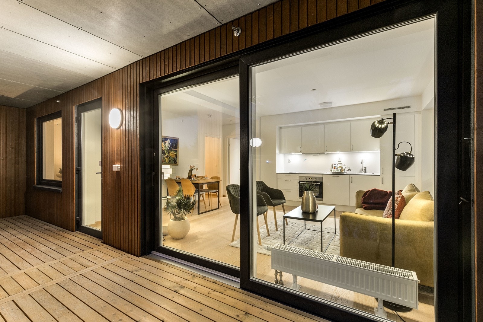 Utgang til sydøstvendt innglasset balkong på 15 kvm, vendt mot skogen Galleribilde