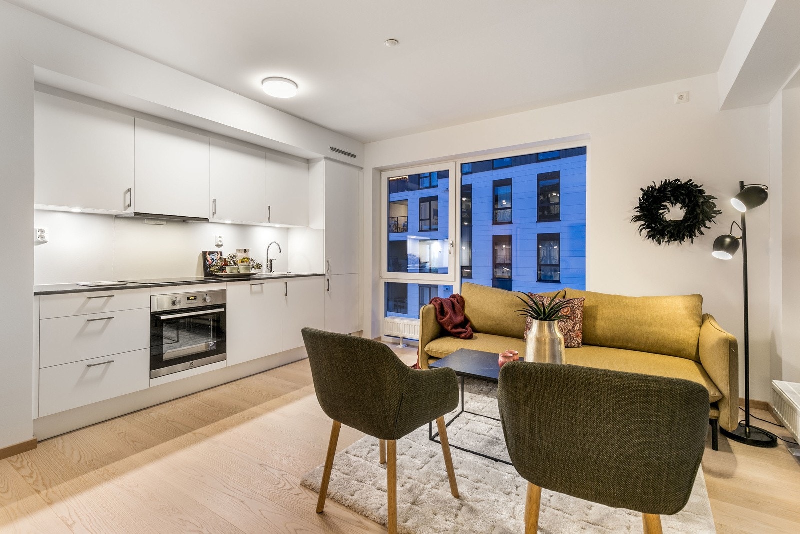 Fin avsatt plass til å sette inn et spisebord mellom stuen og kjøkkenet Galleribilde