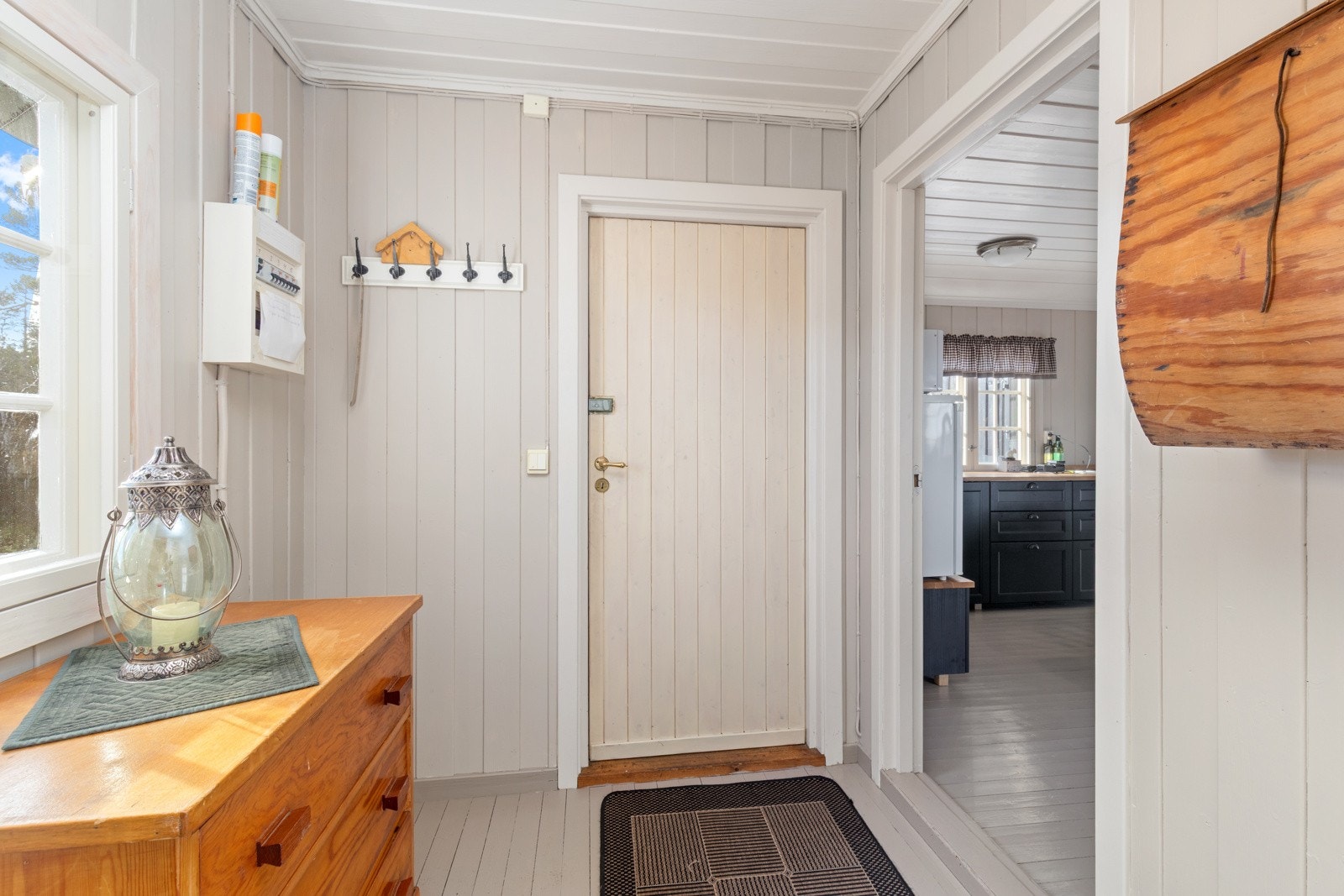 Entré med plass til å henge fra seg yttertøy og sko. Galleribilde