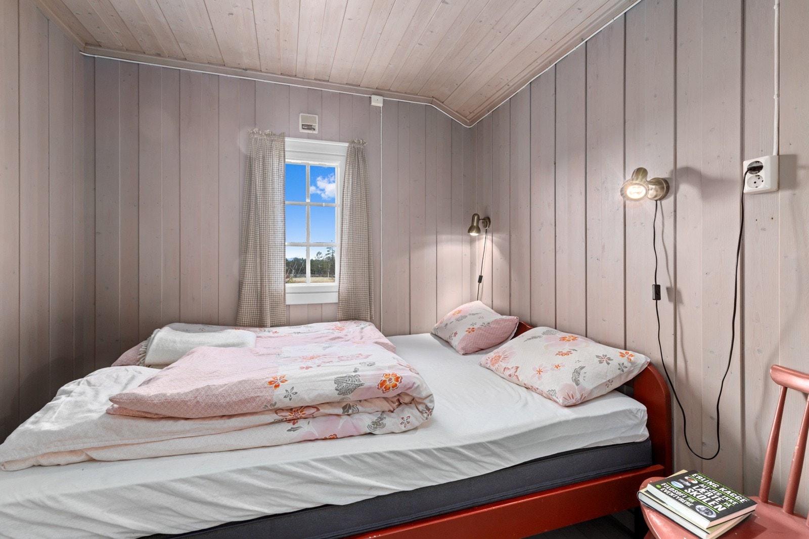 Soverom nr. 1 - Lyst soverom med inngang fra kjøkkenet. Galleribilde