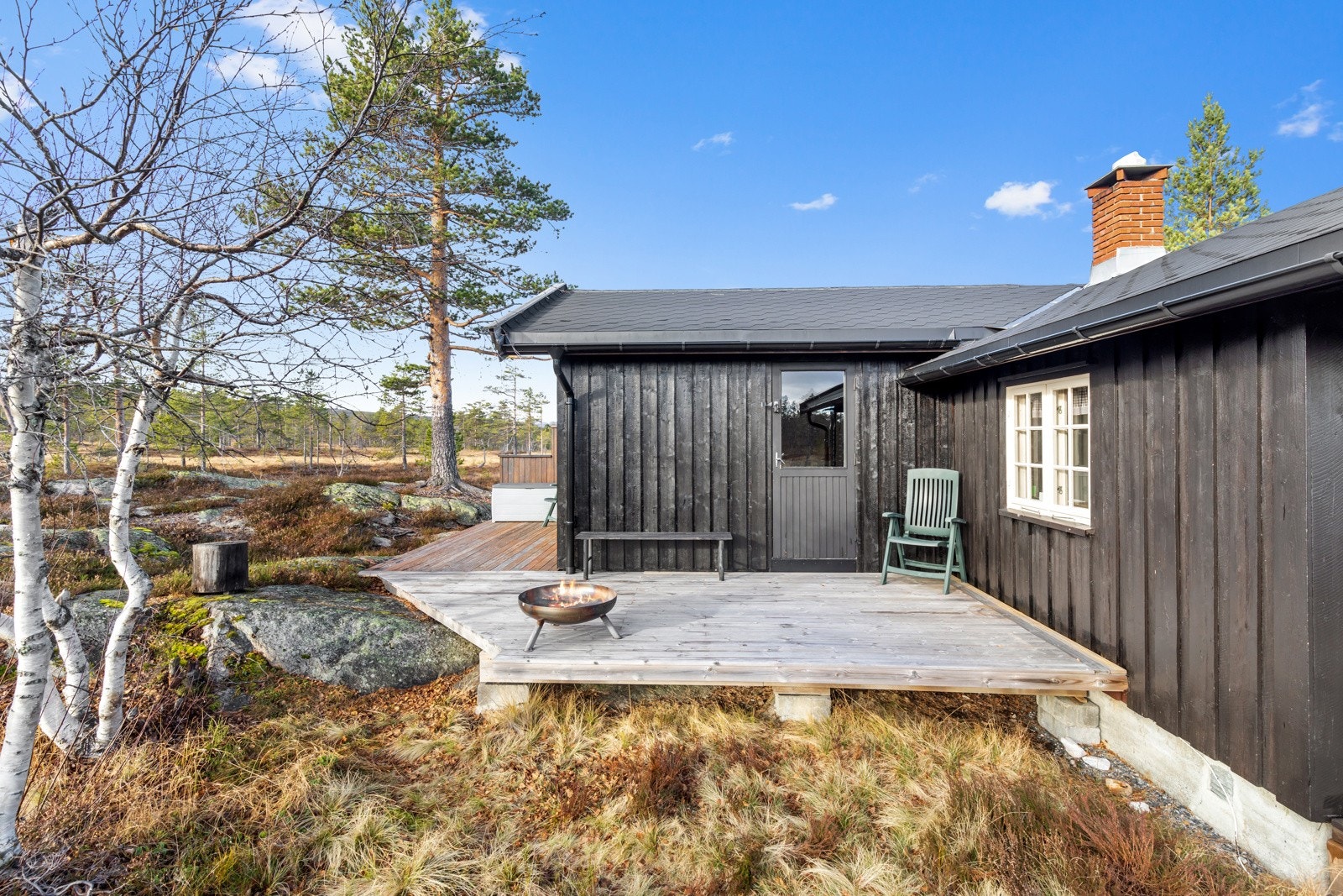 Veranda som strekker seg rundt den påbygde stuen. Galleribilde