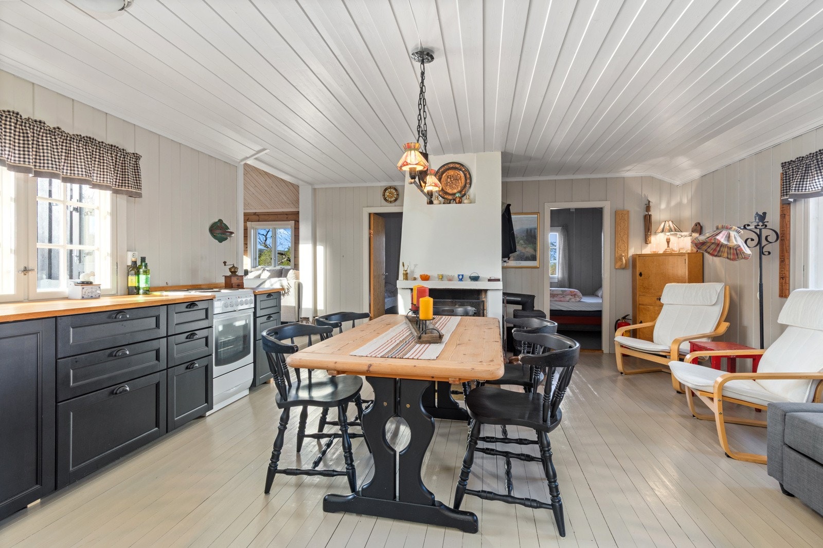 Kjøkken/spisestue er romslig med plass til venner og familie. Galleribilde