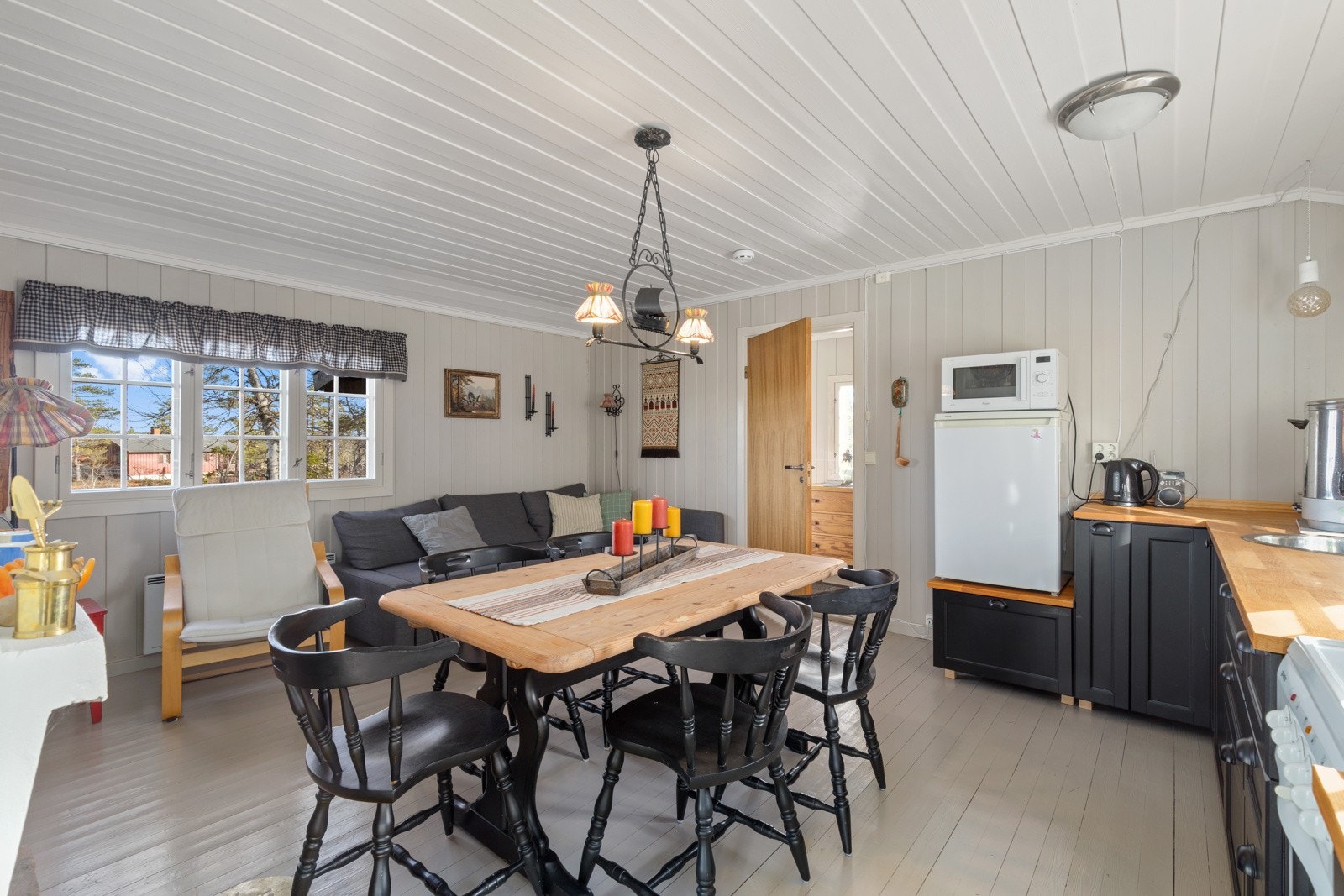 Rommet i sin helhet er av god størrelse med forskjellige soner til matlaging eller avslapping med gode muligheter for å fyre i peisen på kalde kvelder. Galleribilde