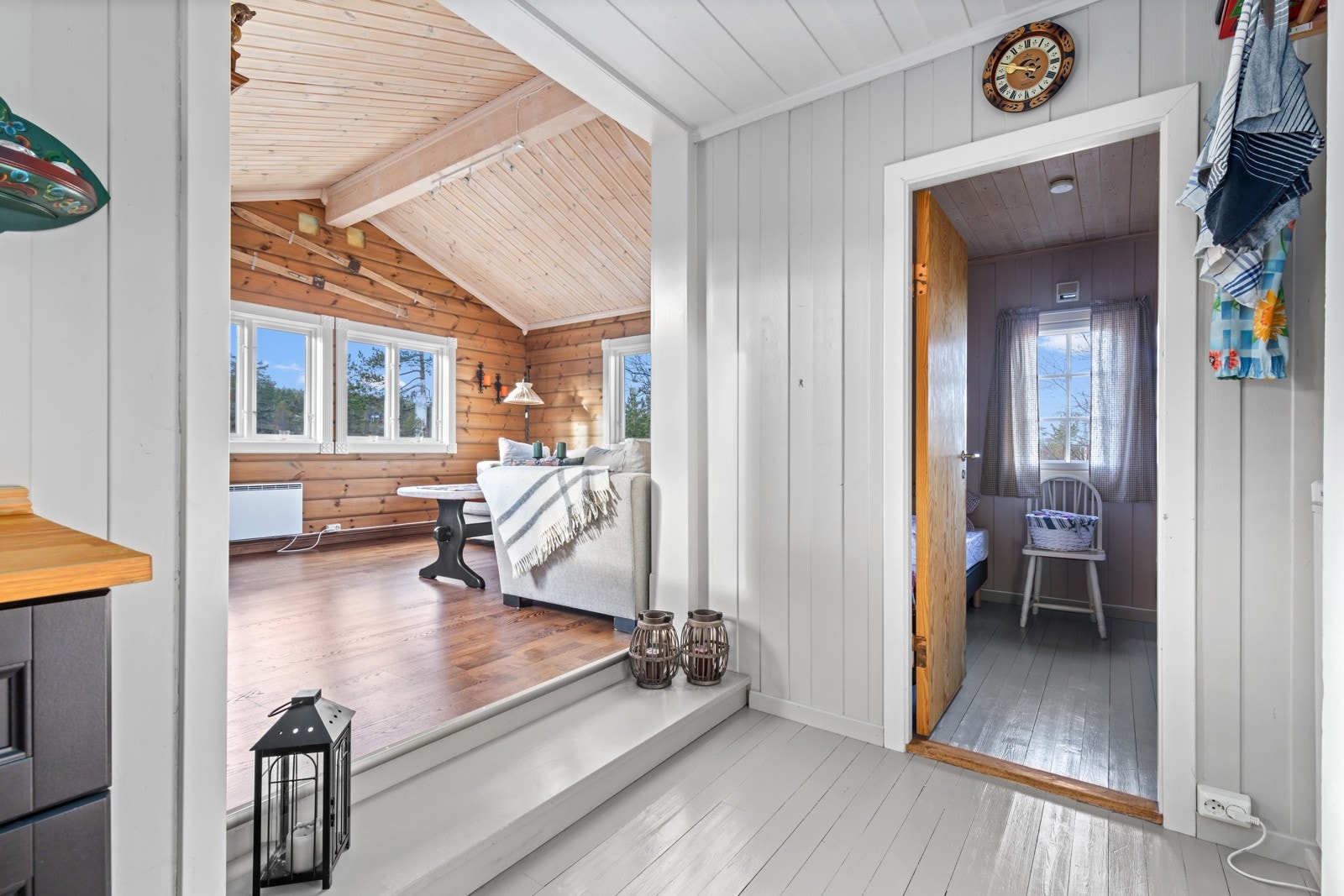 Fra kjøkkenet kommer man til boligens to soverom og påbygde stue. Galleribilde