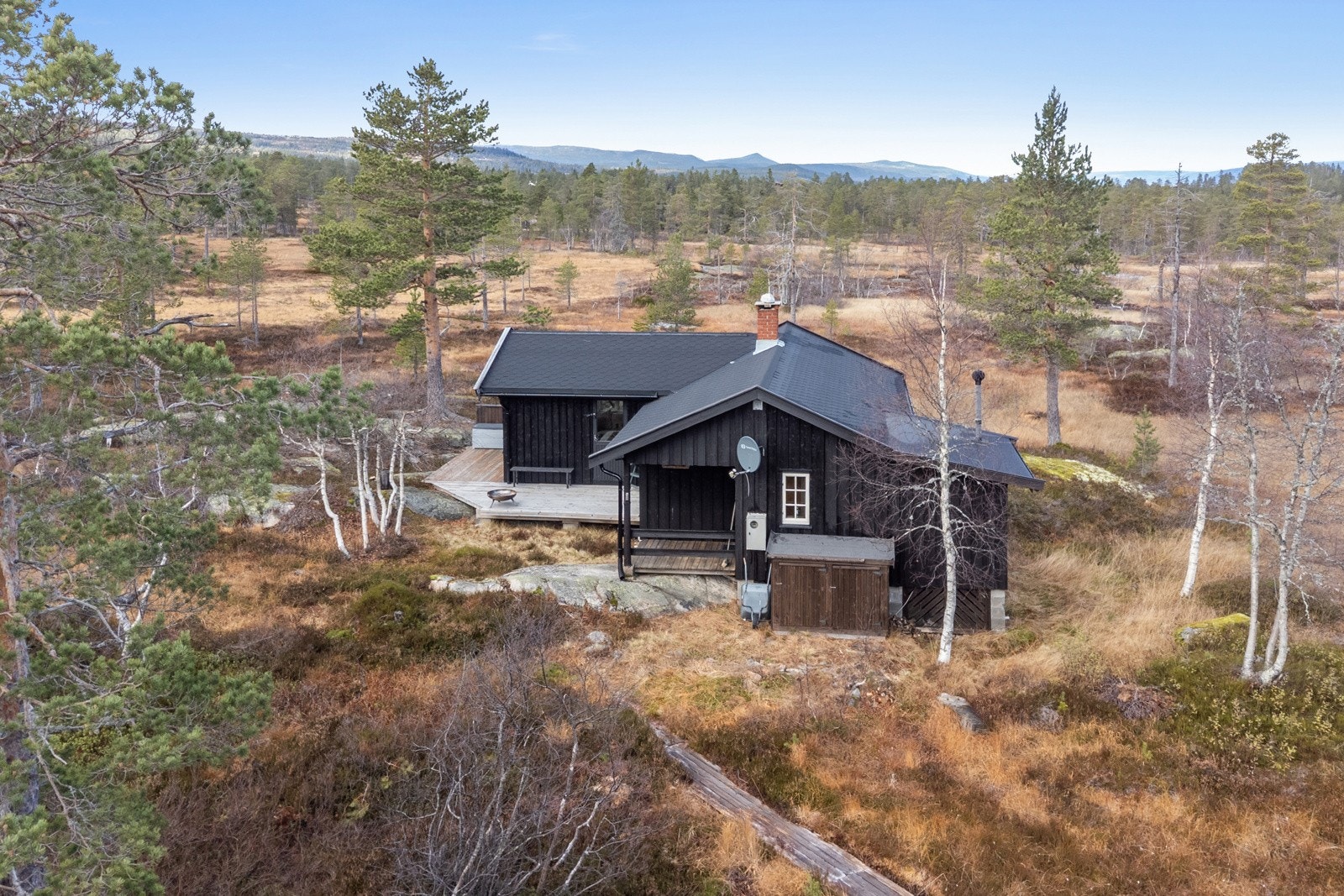 Idyllisk beliggenhet med skog og natur så langt øyet kan se. Galleribilde