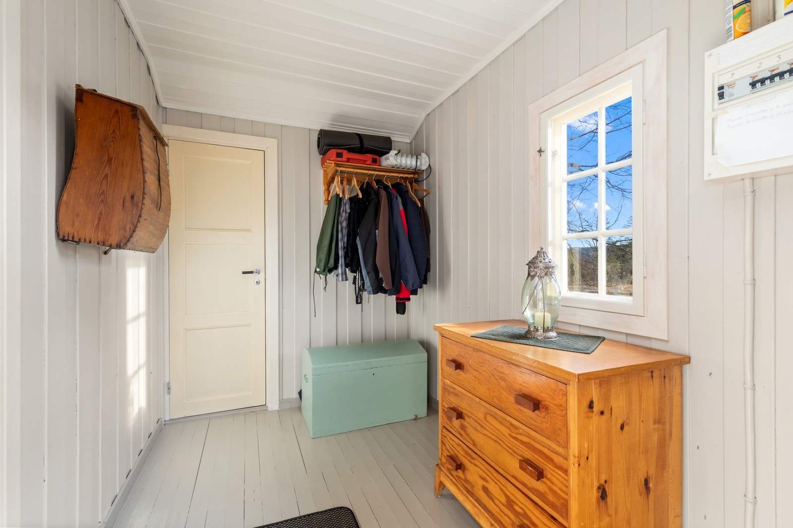 Fra entré går man videre til toalettrom og kjøkken/spisestue. Galleribilde