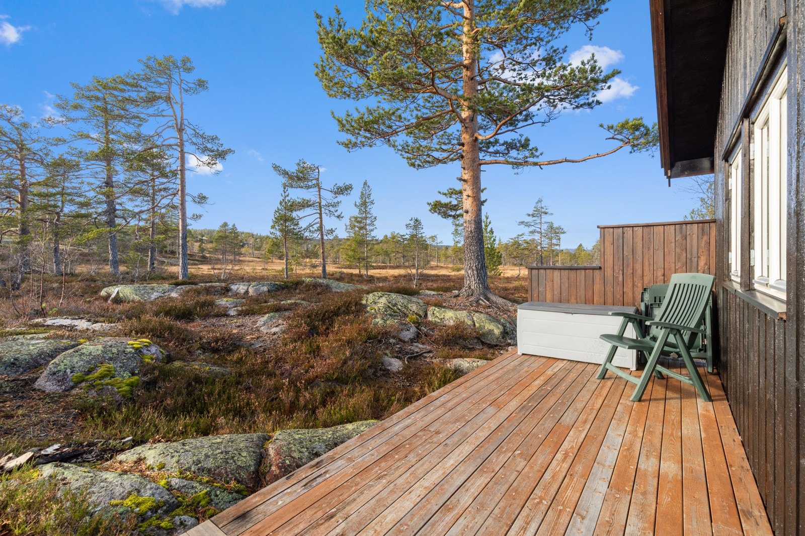 Her kan man sitte og nyte solen og stillheten. Galleribilde