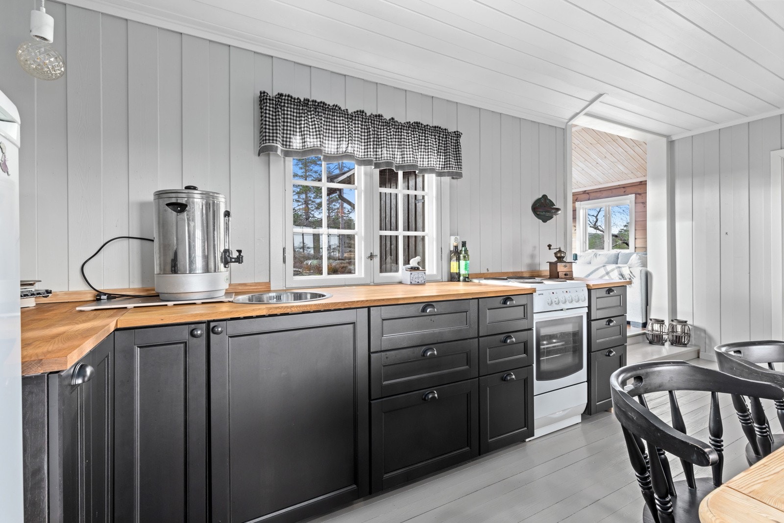 Kjøkkenet består av behandlet innredning med malte og profilerte fronter. Galleribilde