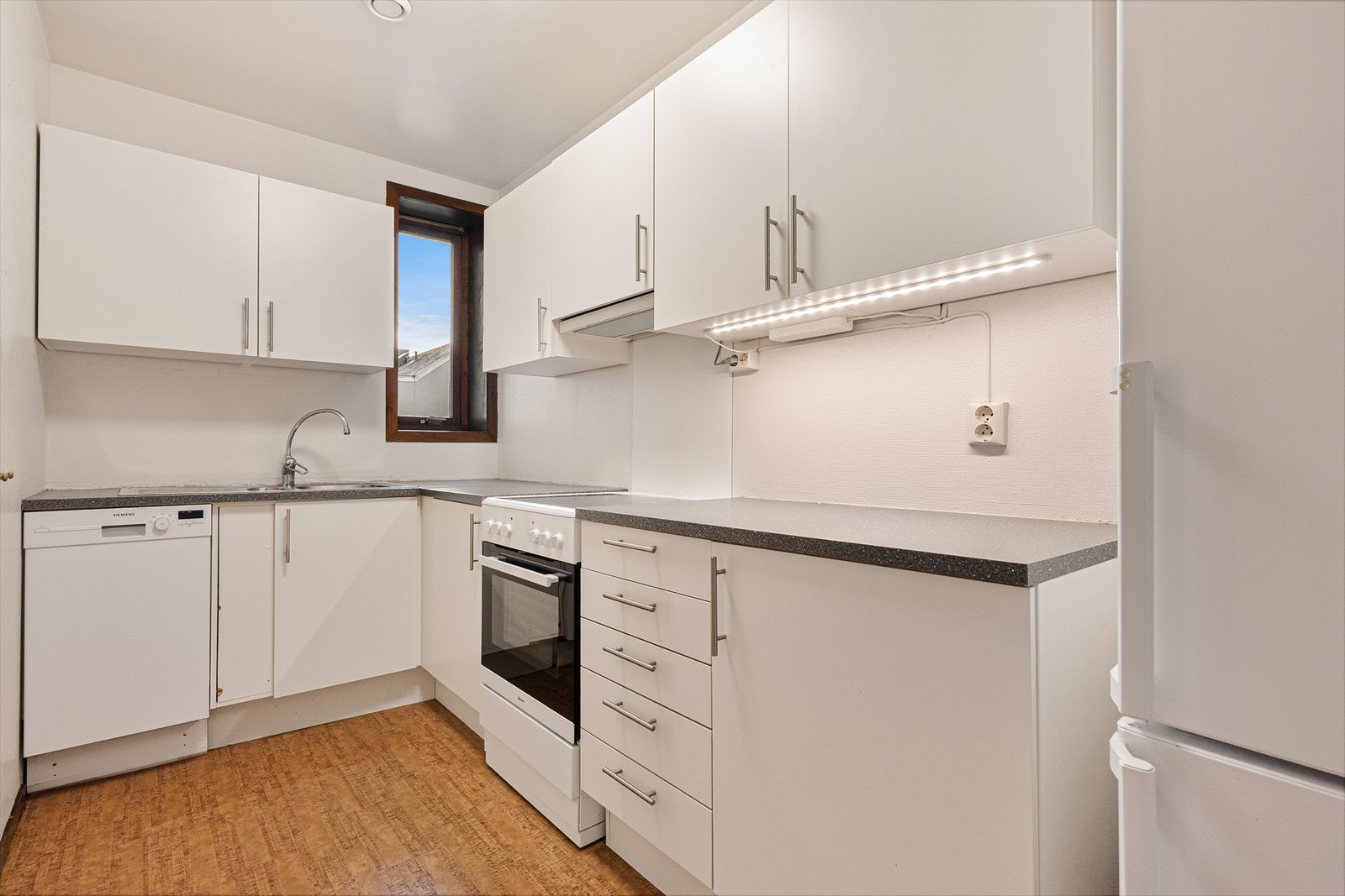 Kjøkkenet selges komplett med alle hvitevarer Galleribilde