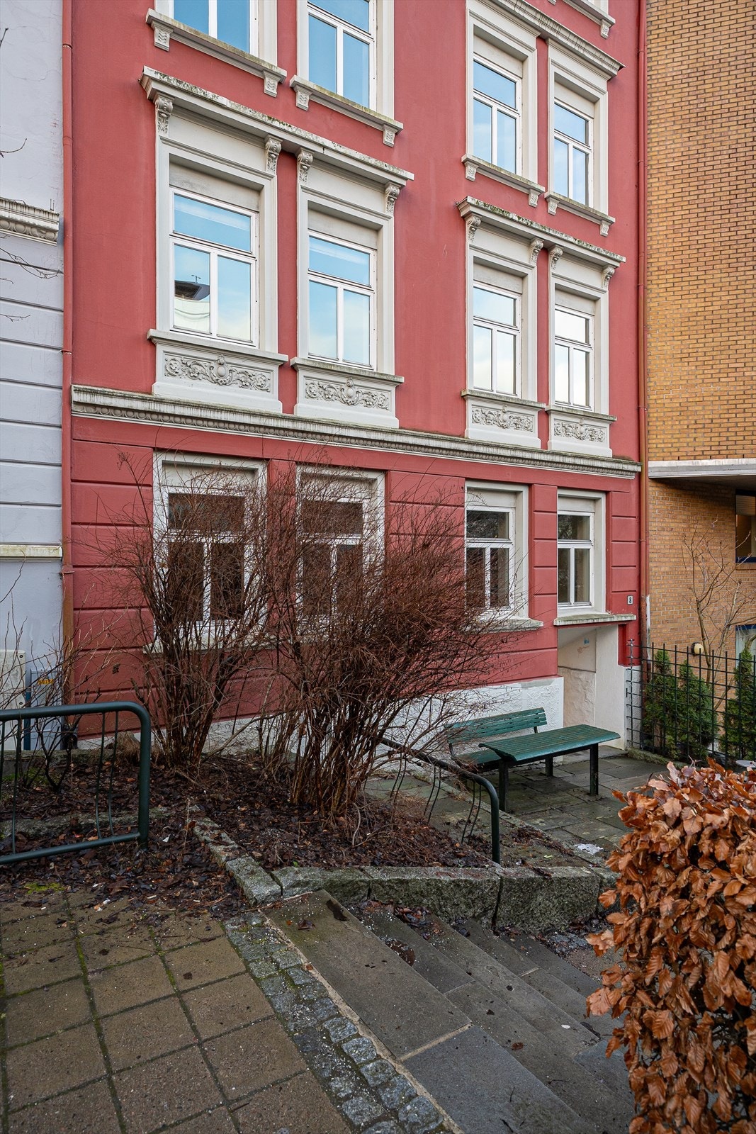 Tilrettelagt for gående utenfor bygården - og således fritt for trafikk. Galleribilde