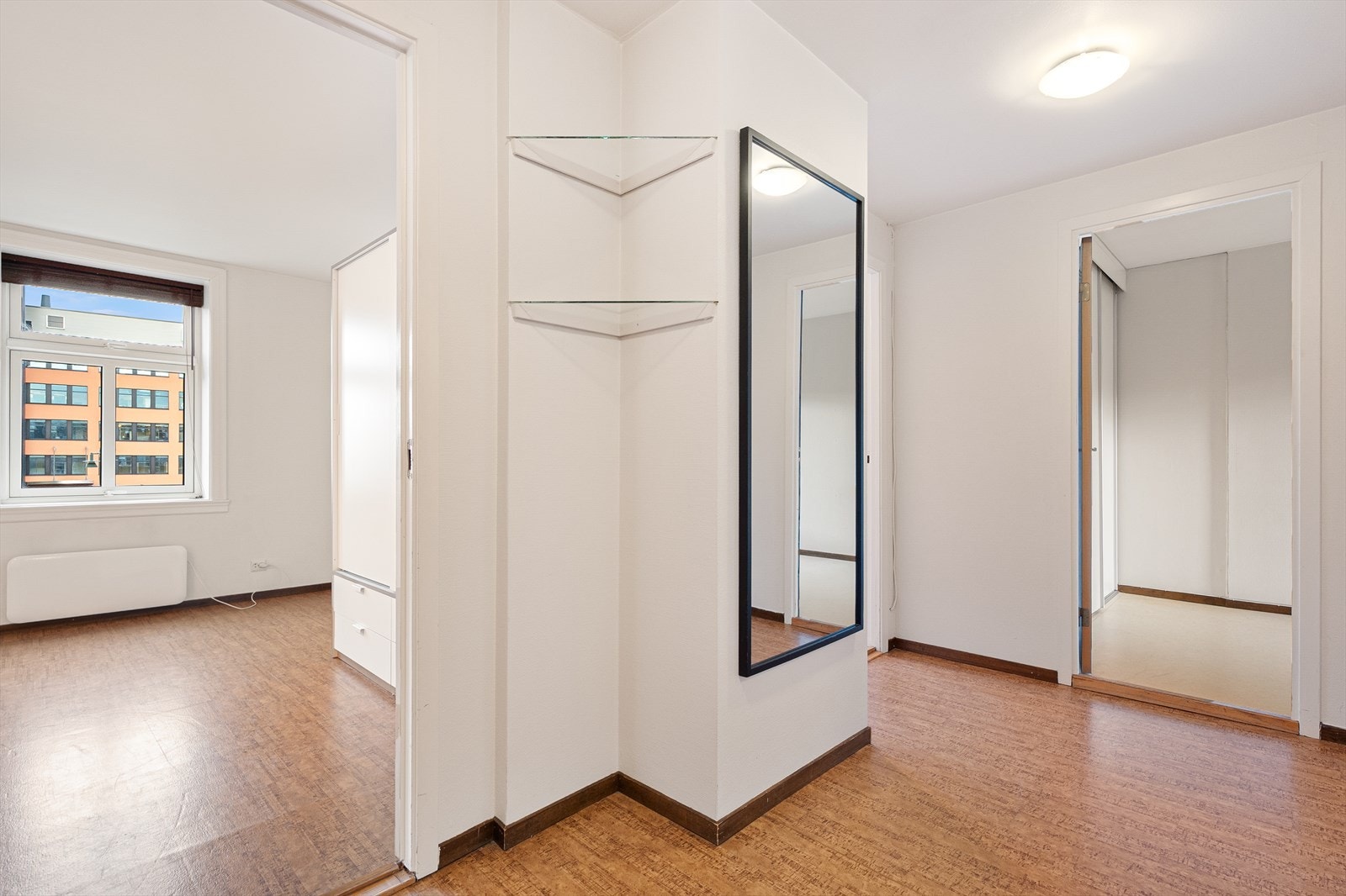 Mellomgang. Merk at soverommene ligger i hver sin ende av leiligheten Galleribilde